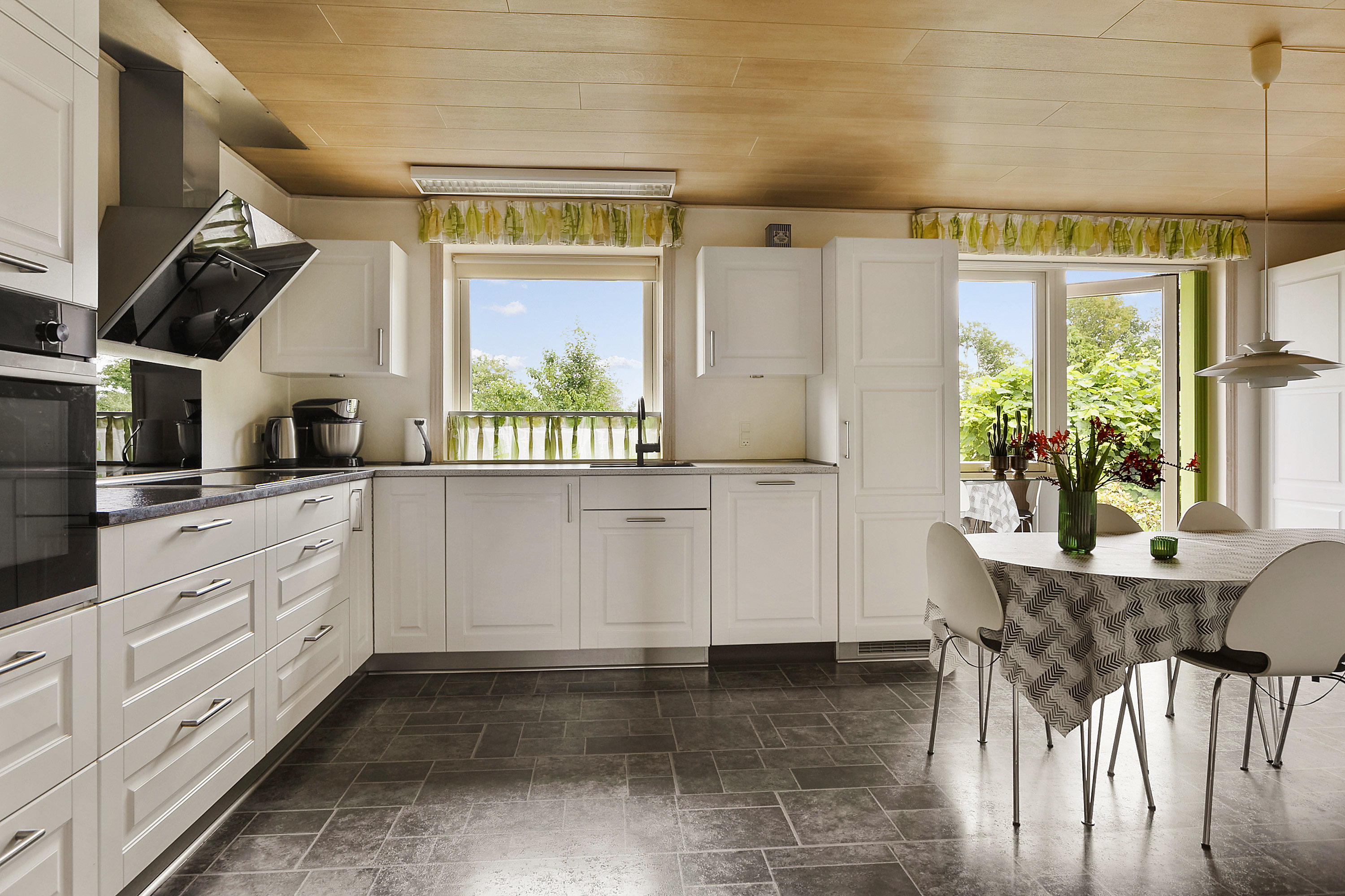 Fremhævet køkken billede i fuldskærmstilstand. Billede af Urnehovedvej 41, 6392 Bolderslev