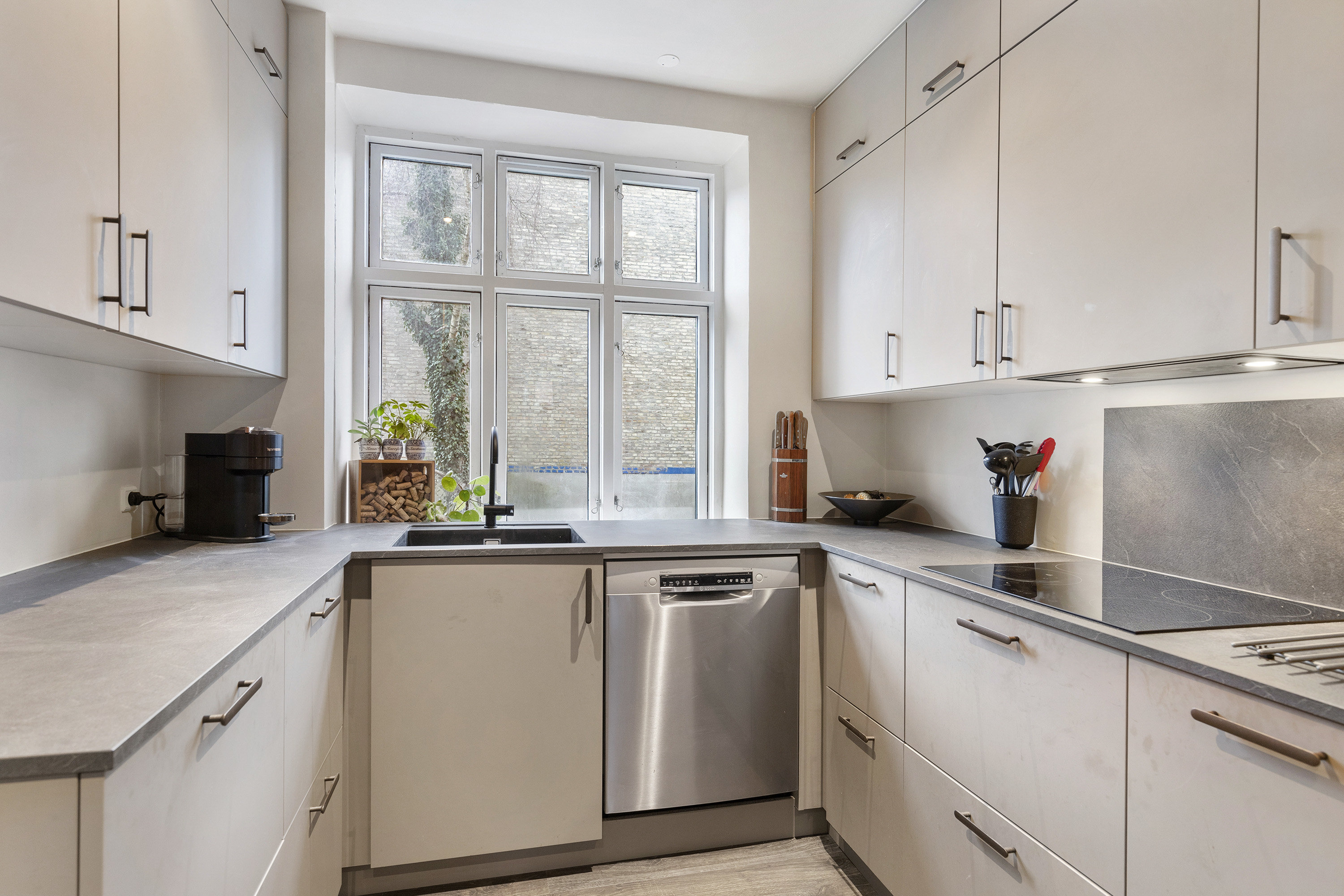 Fremhævet køkken billede i fuldskærmstilstand. Billede af Østerbro 48, st.. tv., 9000 Aalborg