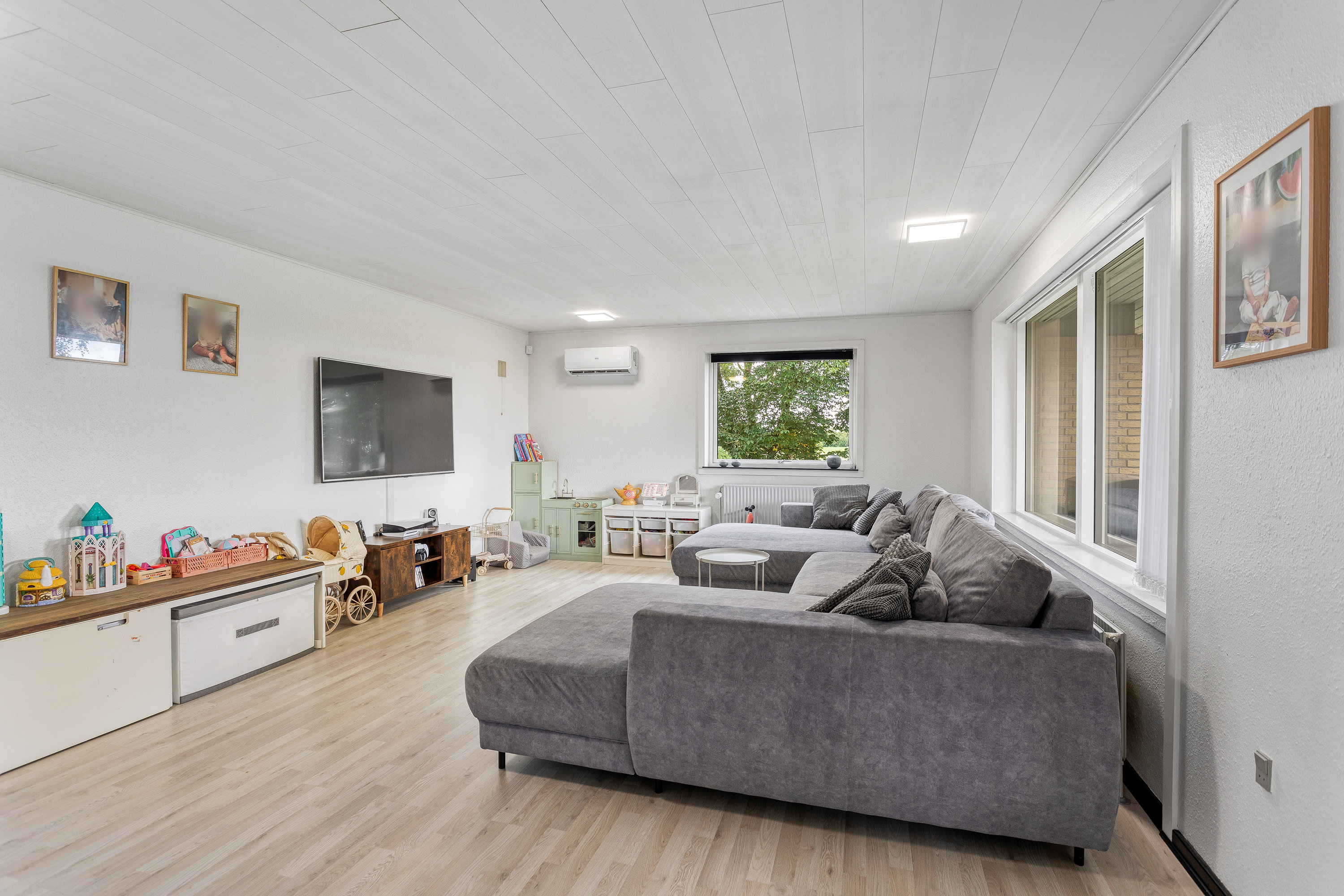 Fremhævet stue billede i fuldskærmstilstand. Billede af Frifeltvej 38, Normsted, 6780 Skærbæk