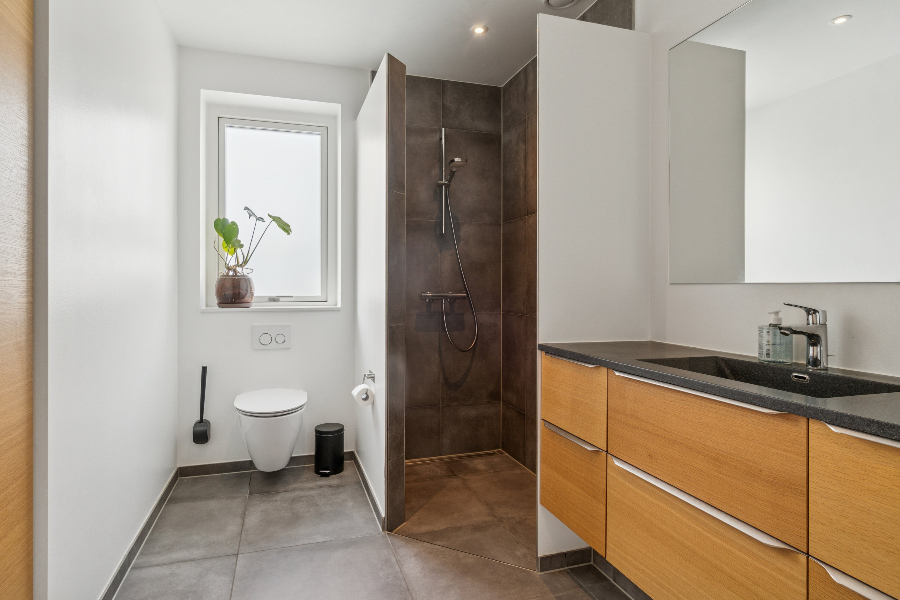 Fremhævet badeværelse billede i fuldskærmstilstand. Billede af Bøgeskov Høvej 9G, 8260 Viby J