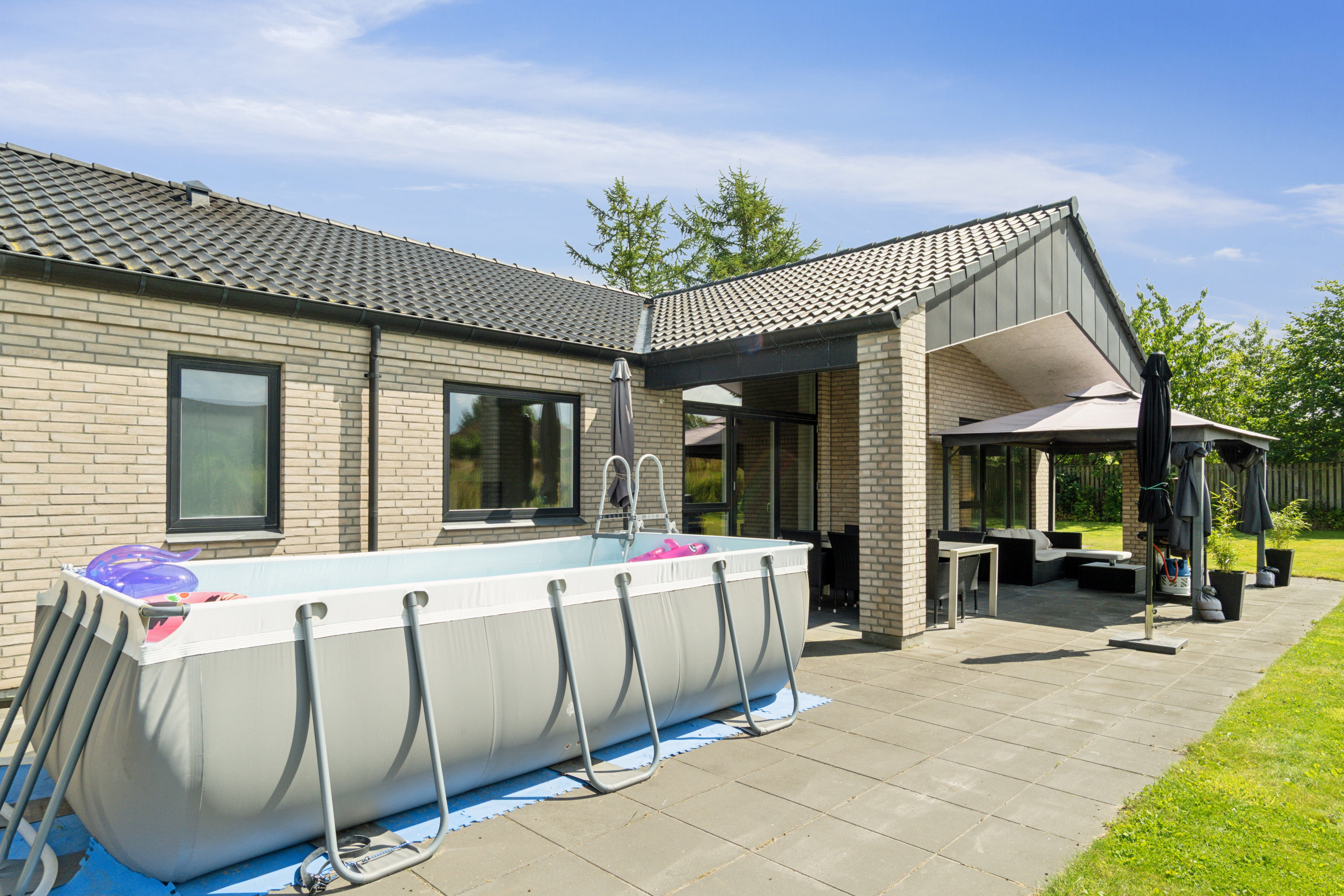 Fremhævet terrasse billede i fuldskærmstilstand. Billede af Bøgeskov Høvej 9G, 8260 Viby J