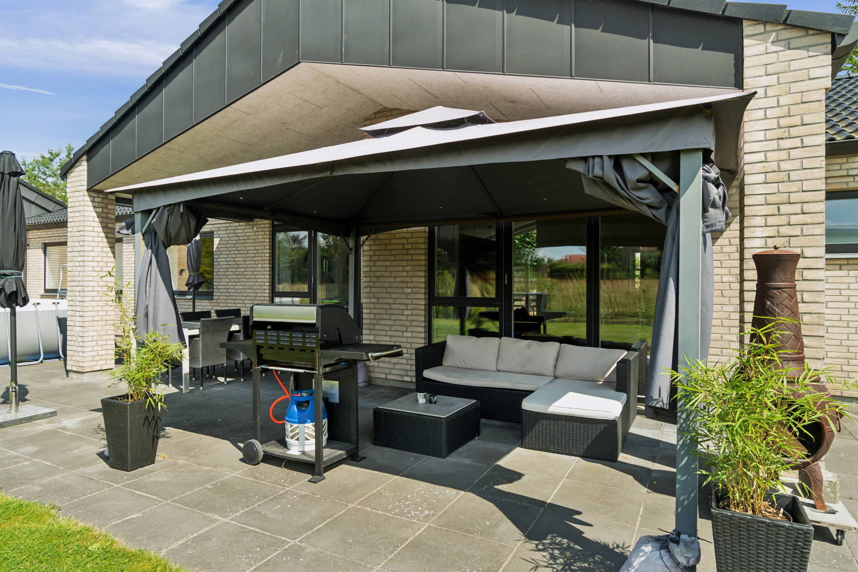 Fremhævet terrasse billede i fuldskærmstilstand. Billede af Bøgeskov Høvej 9G, 8260 Viby J