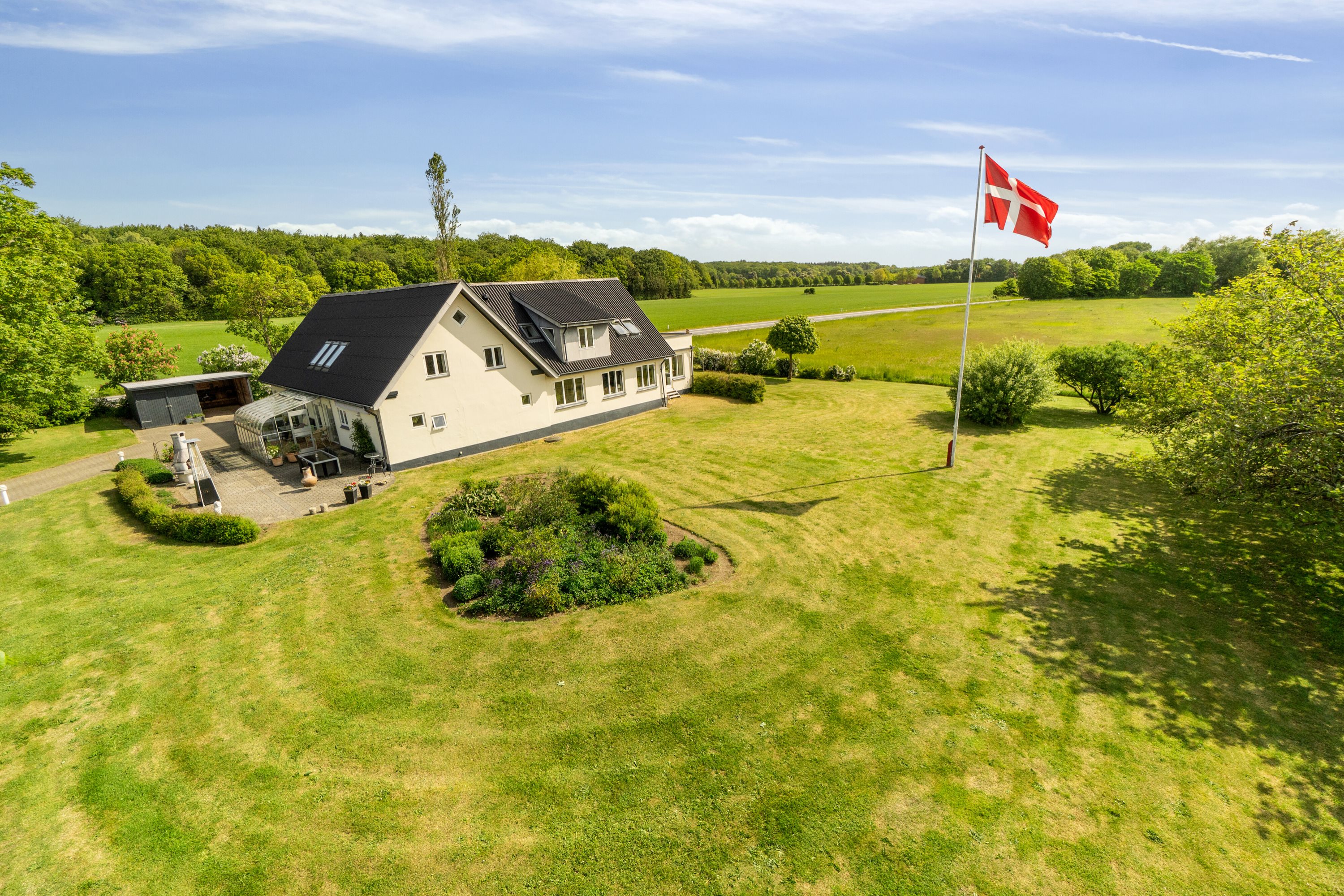 Fremhævet set fra vejen billede i fuldskærmstilstand. Billede af Slotsvej 5, 8860 Ulstrup