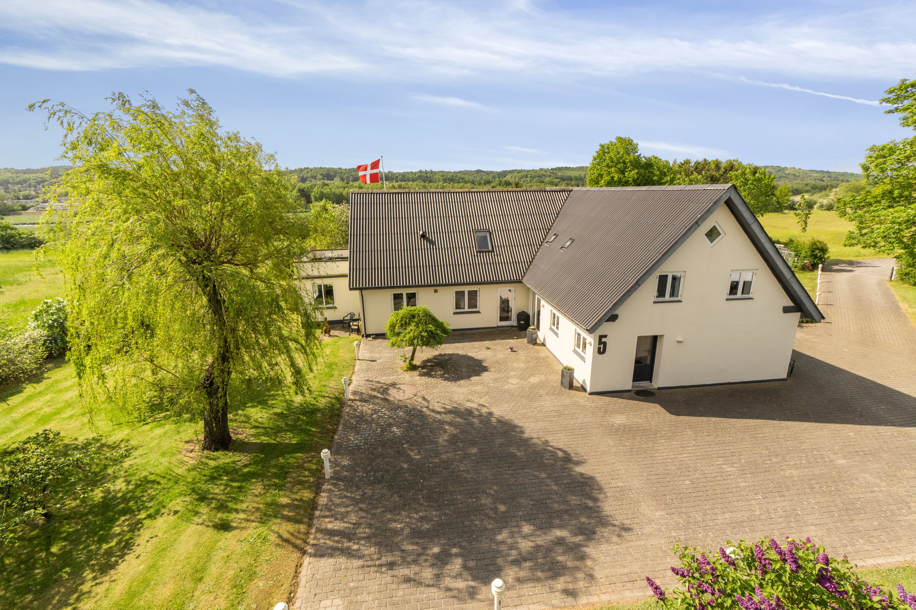 Fremhævet set fra haven billede i fuldskærmstilstand. Billede af Slotsvej 5, 8860 Ulstrup