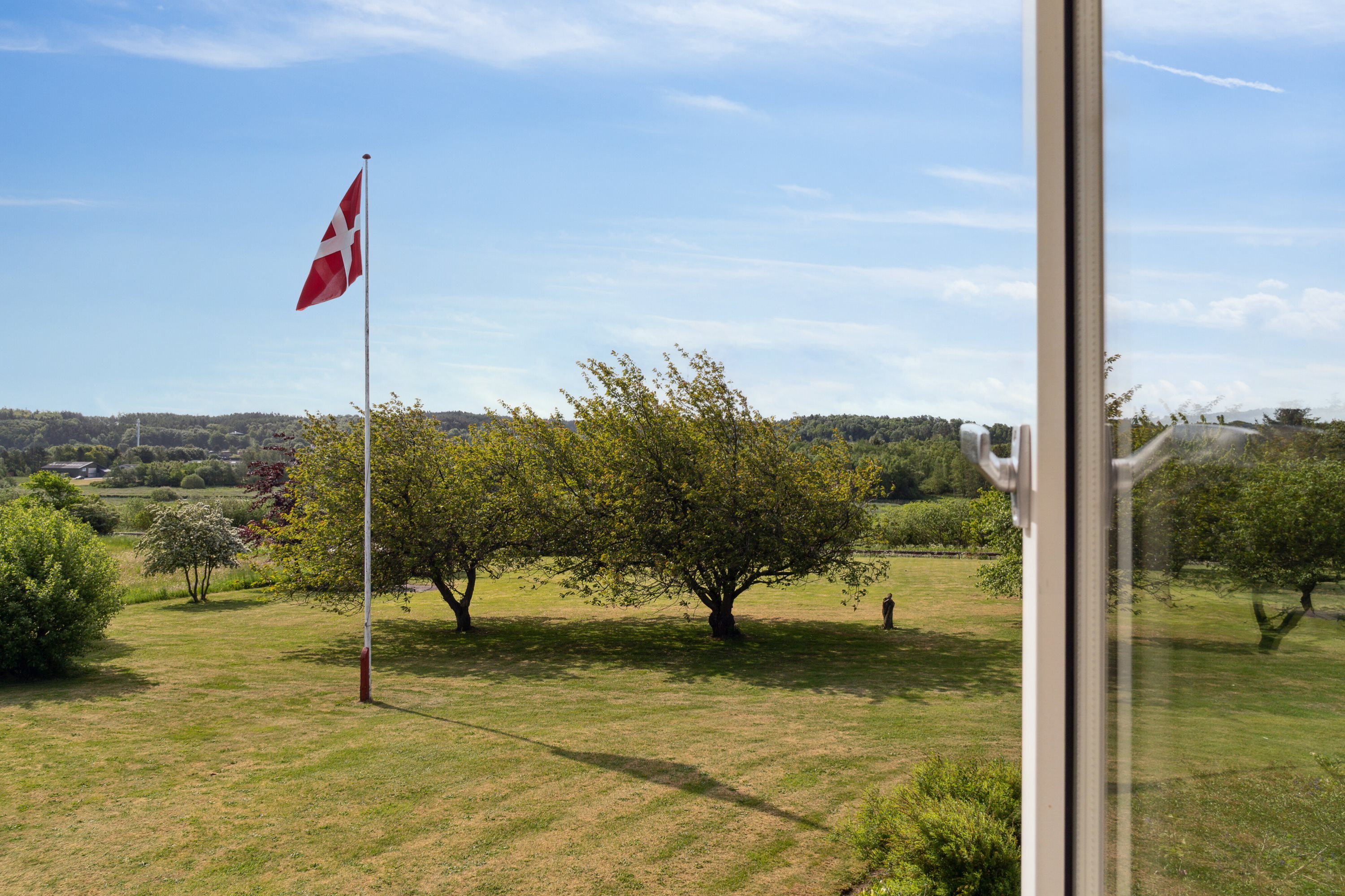 Fremhævet udendørs billede i fuldskærmstilstand. Billede af Slotsvej 5, 8860 Ulstrup