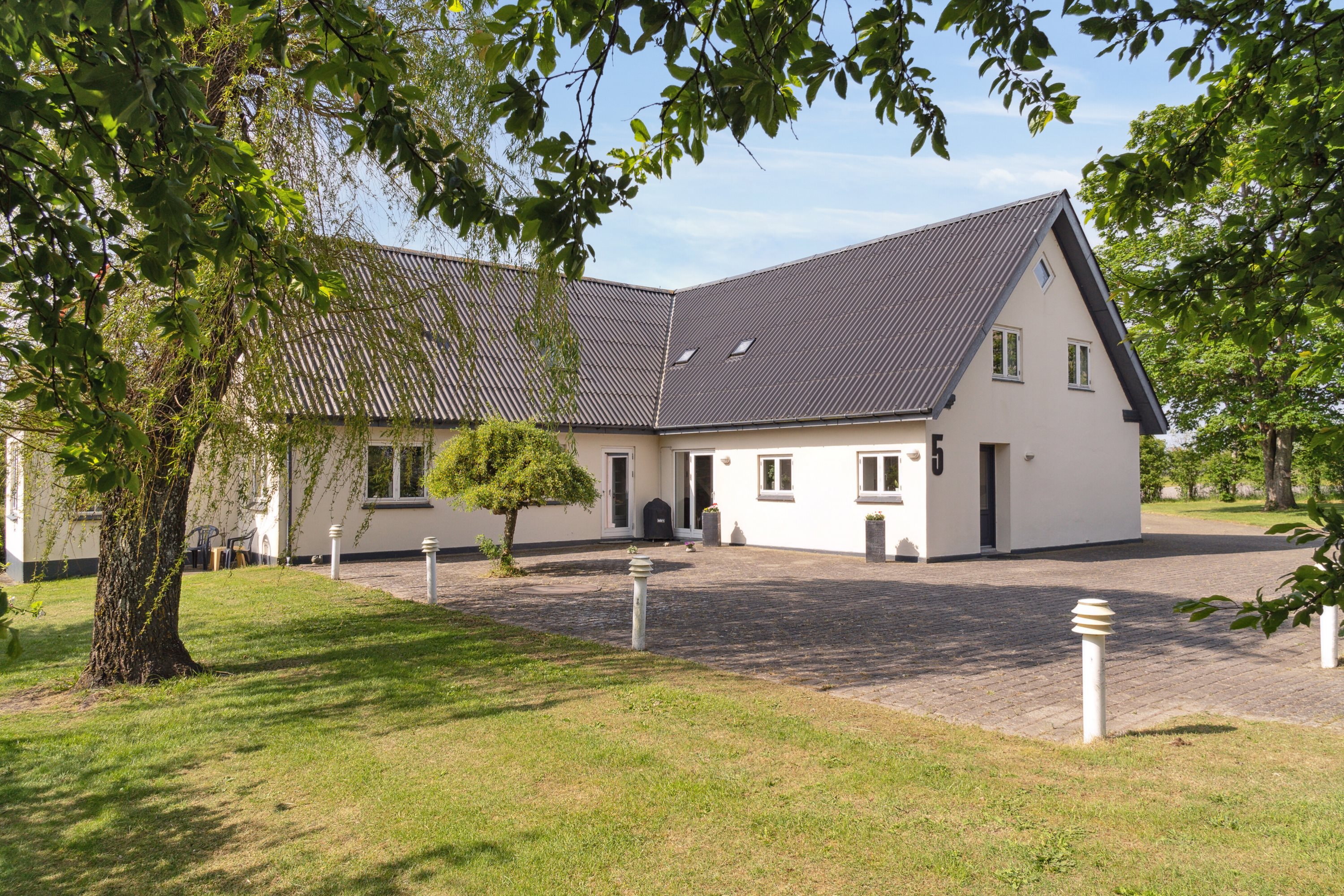 Fremhævet set fra vejen billede i fuldskærmstilstand. Billede af Slotsvej 5, 8860 Ulstrup