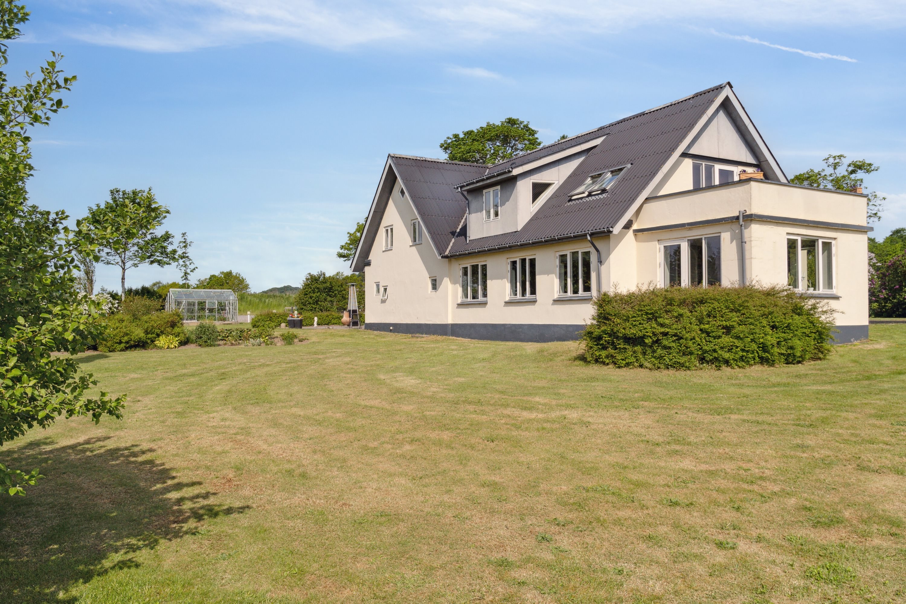 Fremhævet set fra haven billede i fuldskærmstilstand. Billede af Slotsvej 5, 8860 Ulstrup