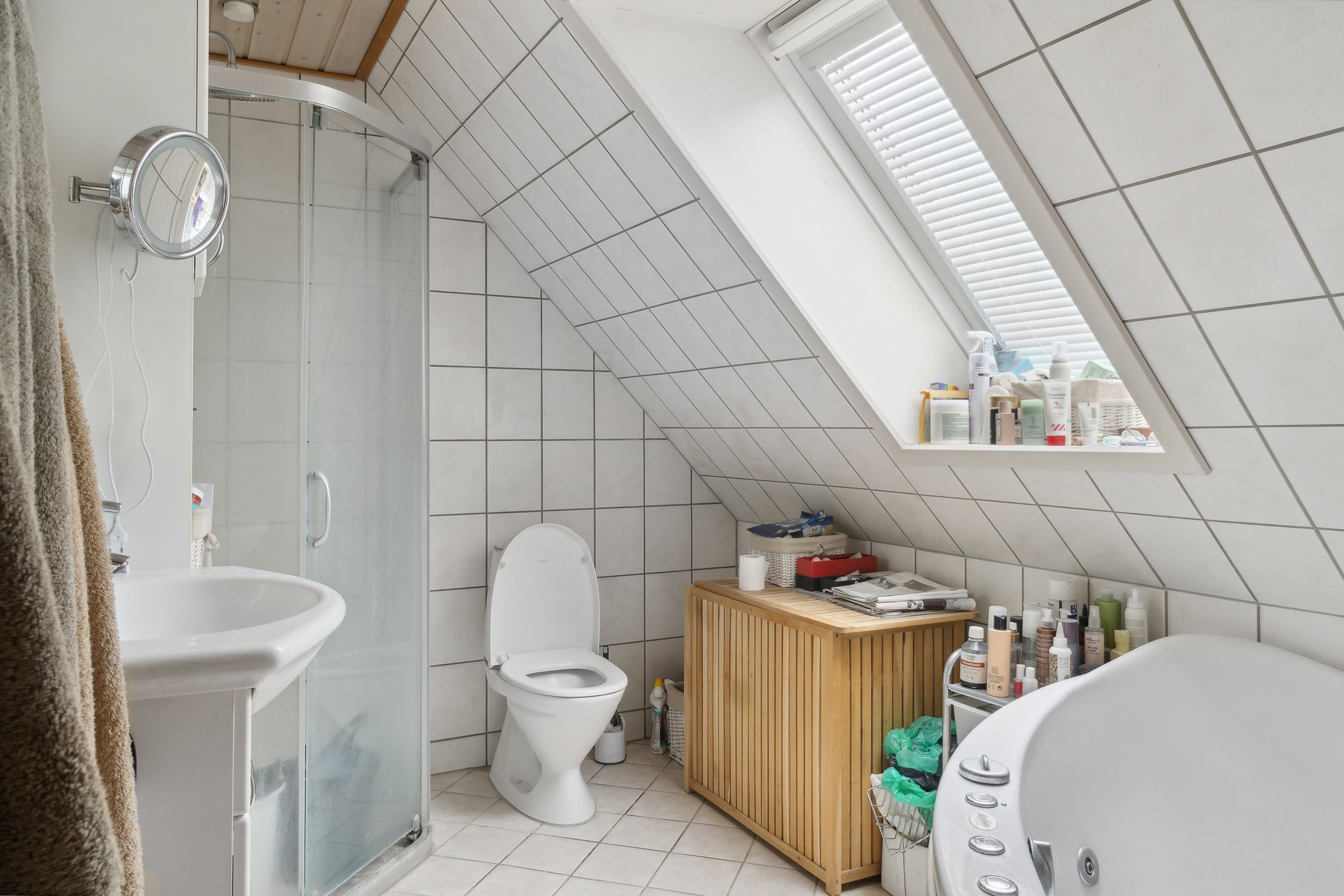 Fremhævet badeværelse billede i fuldskærmstilstand. Billede af Kirkebakken 12, Sdr Vinge, 8860 Ulstrup