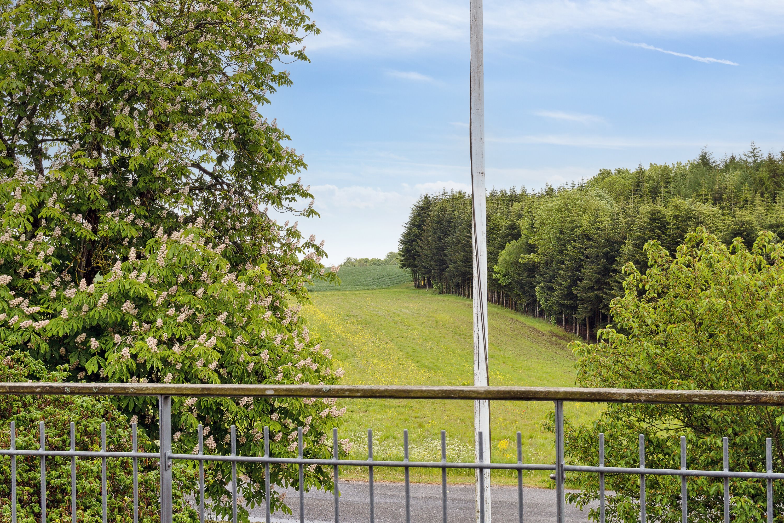 Fremhævet udendørs billede i fuldskærmstilstand. Billede af Kirkebakken 12, Sdr Vinge, 8860 Ulstrup