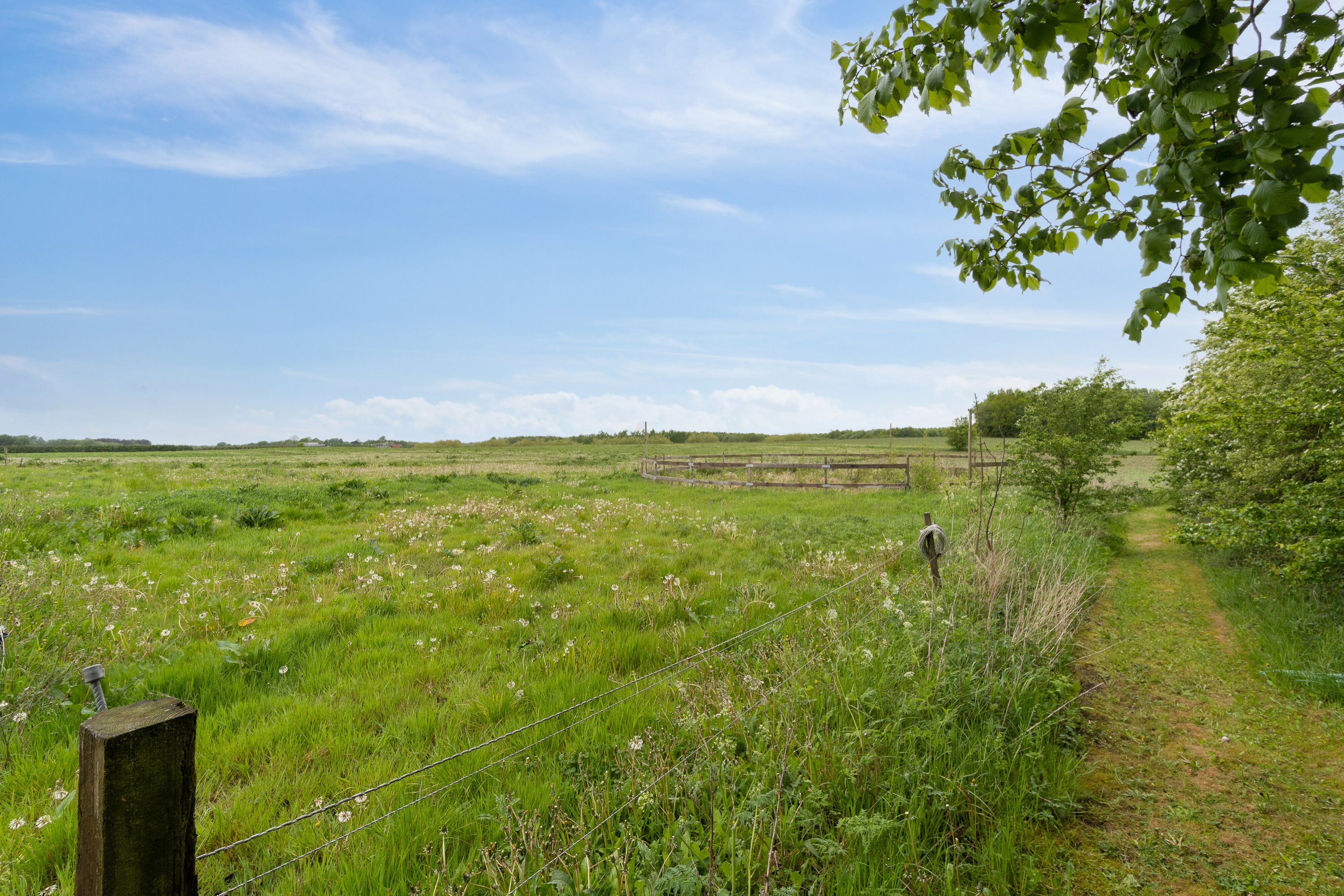 Fremhævet udendørs billede i fuldskærmstilstand. Billede af Kirkebakken 12, Sdr Vinge, 8860 Ulstrup