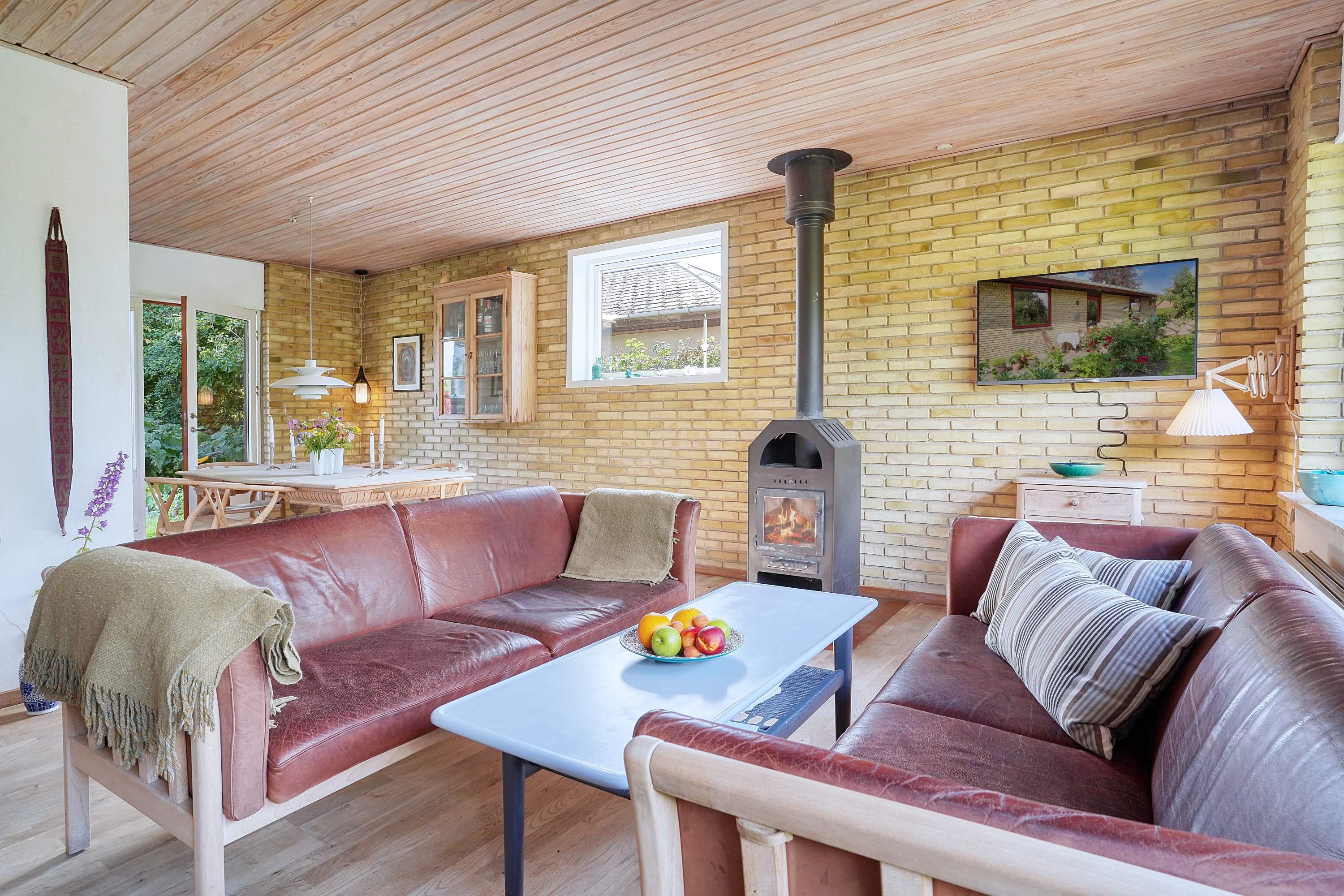 Fremhævet stue billede i fuldskærmstilstand. Billede af Tjørnevænget 8, 3520 Farum