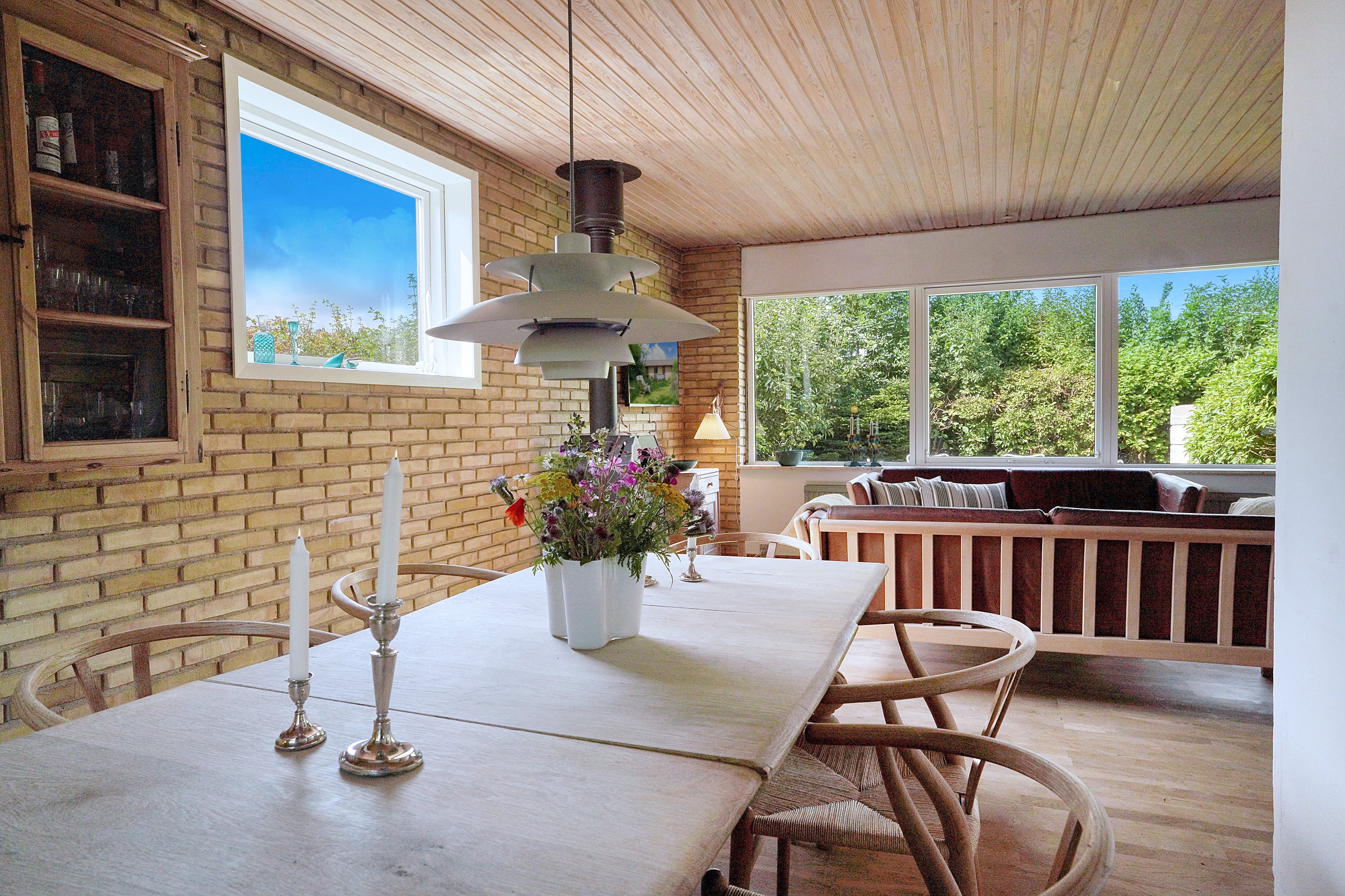 Fremhævet stue billede i fuldskærmstilstand. Billede af Tjørnevænget 8, 3520 Farum