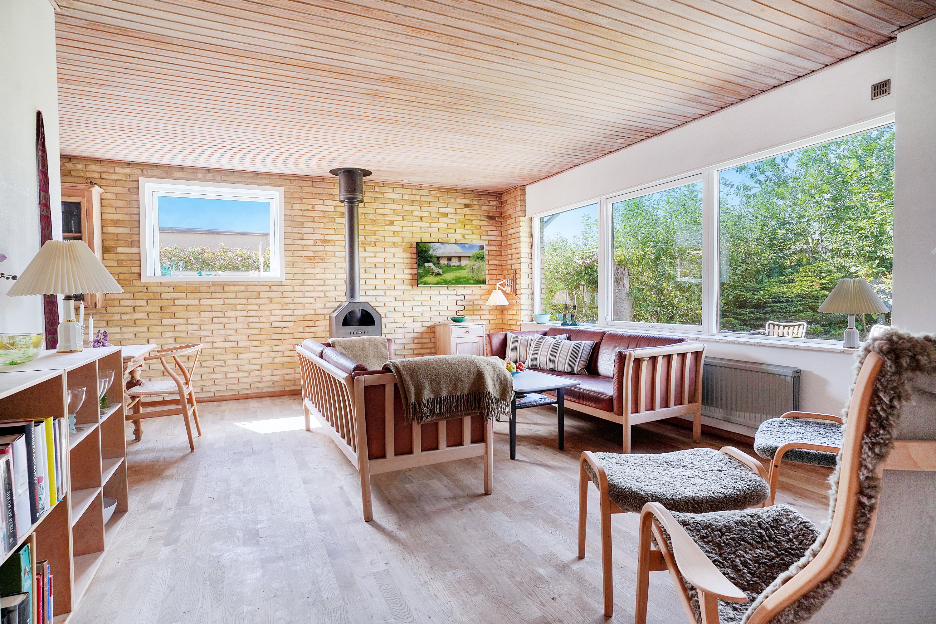 Fremhævet stue billede i fuldskærmstilstand. Billede af Tjørnevænget 8, 3520 Farum