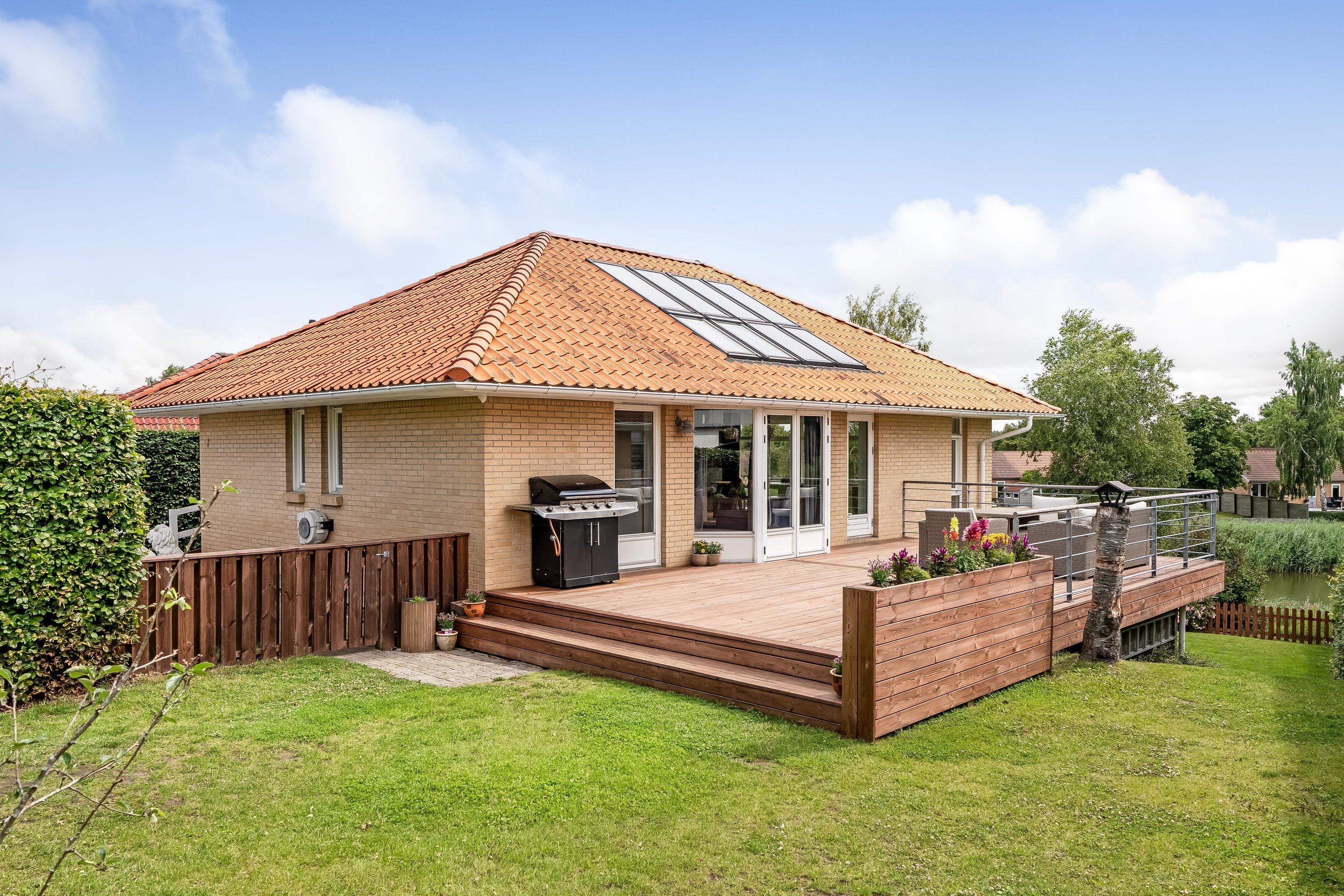 Fremhævet facade billede i fuldskærmstilstand. Billede af Lindegårds Alle 7, 3550 Slangerup