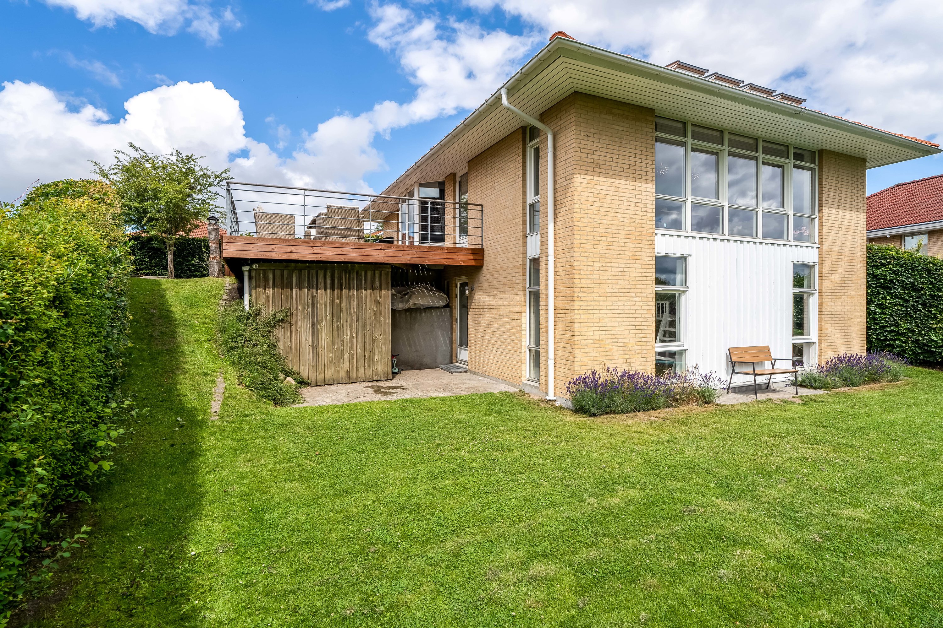 Fremhævet gårdmiljø billede i fuldskærmstilstand. Billede af Lindegårds Alle 7, 3550 Slangerup