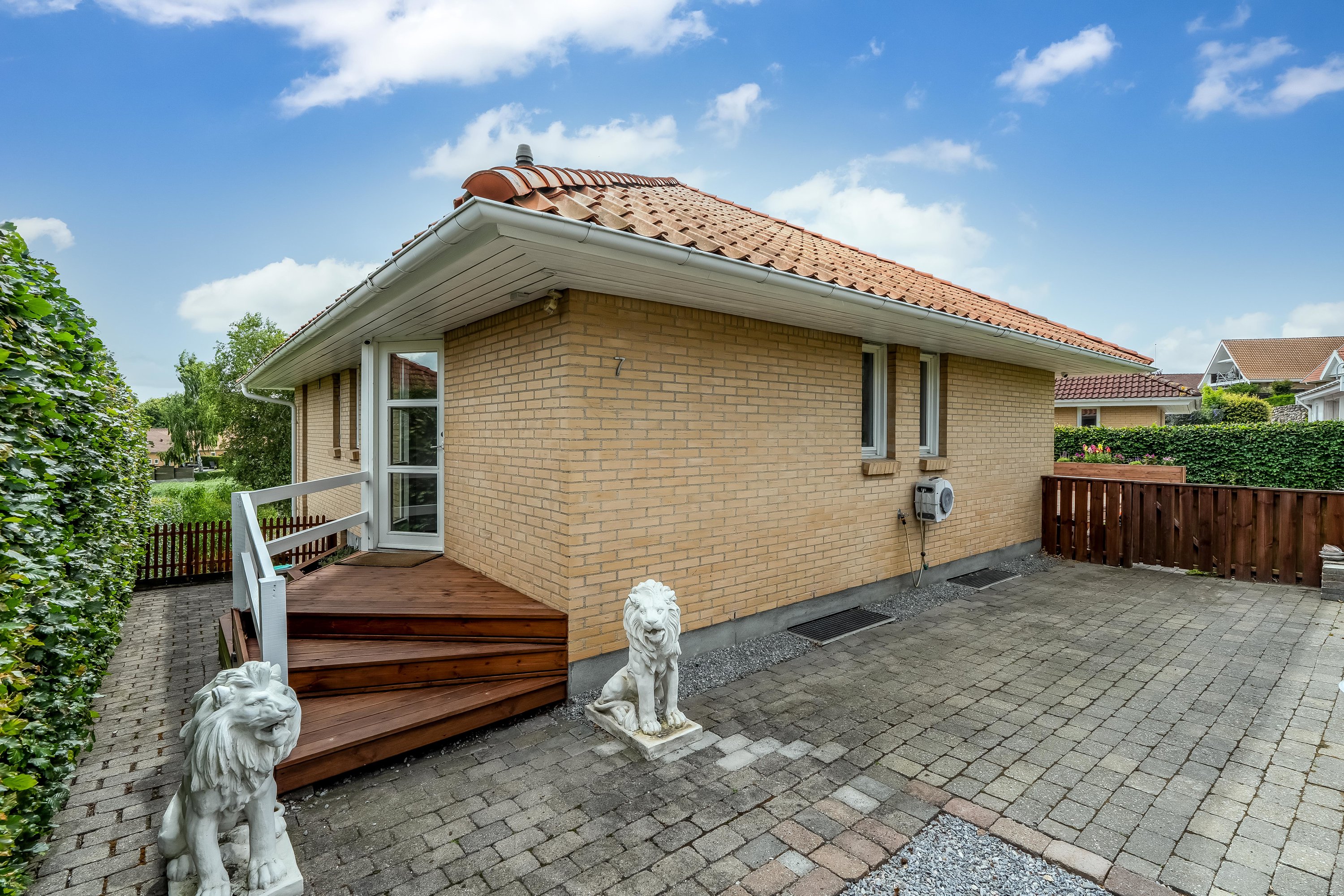 Fremhævet facade billede i fuldskærmstilstand. Billede af Lindegårds Alle 7, 3550 Slangerup