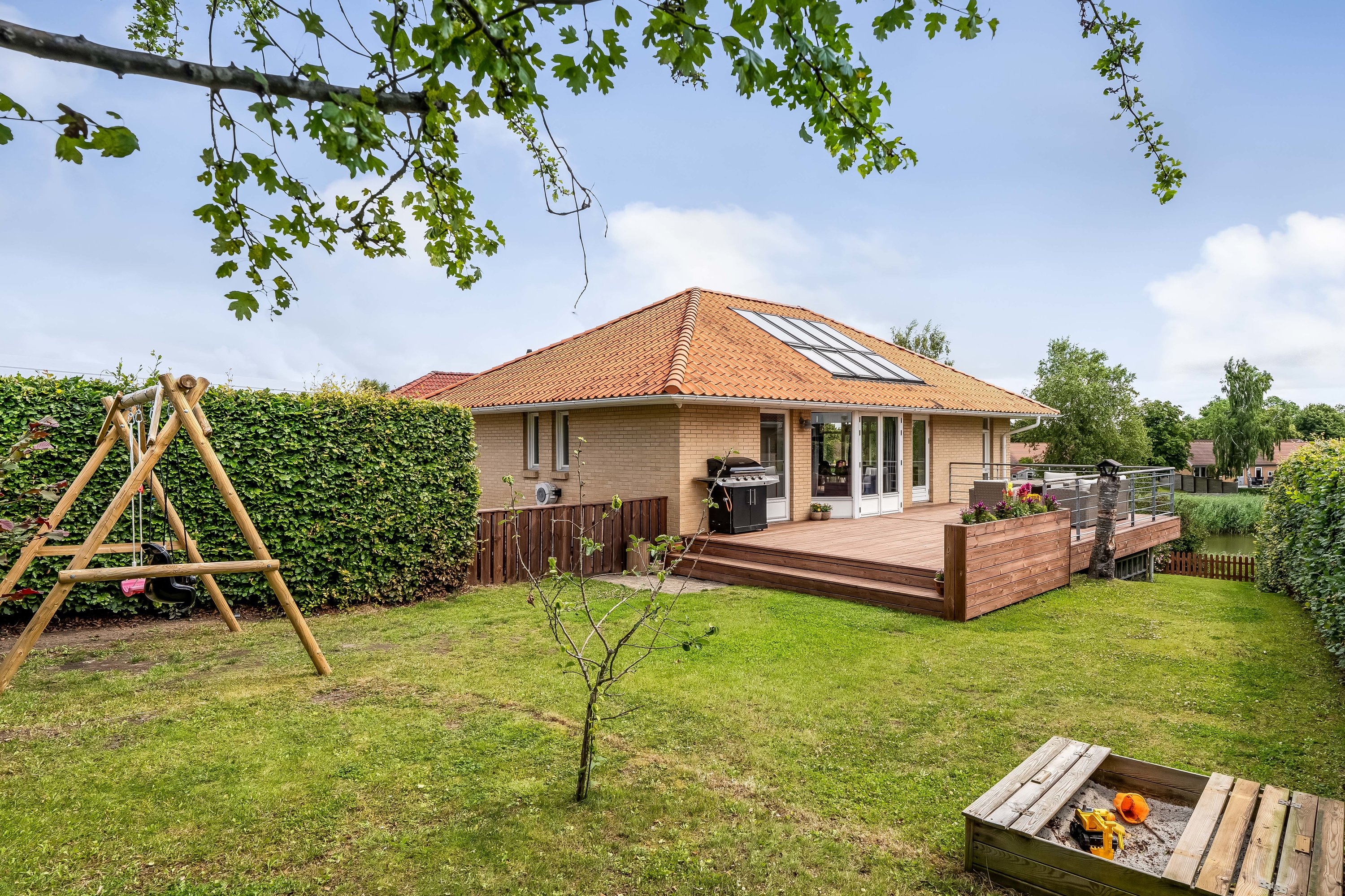 Fremhævet facade billede i fuldskærmstilstand. Billede af Lindegårds Alle 7, 3550 Slangerup