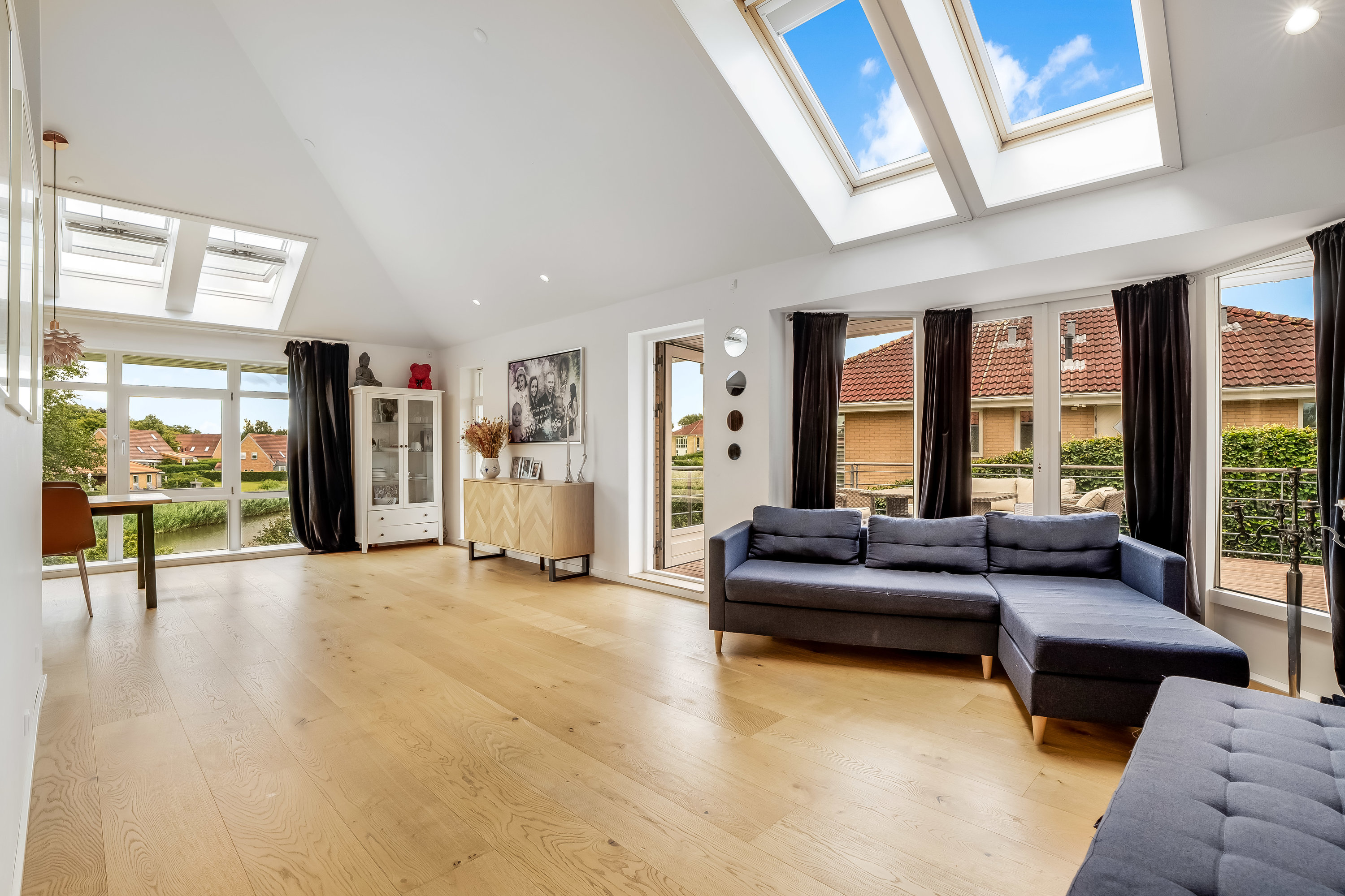 Fremhævet stue billede i fuldskærmstilstand. Billede af Lindegårds Alle 7, 3550 Slangerup