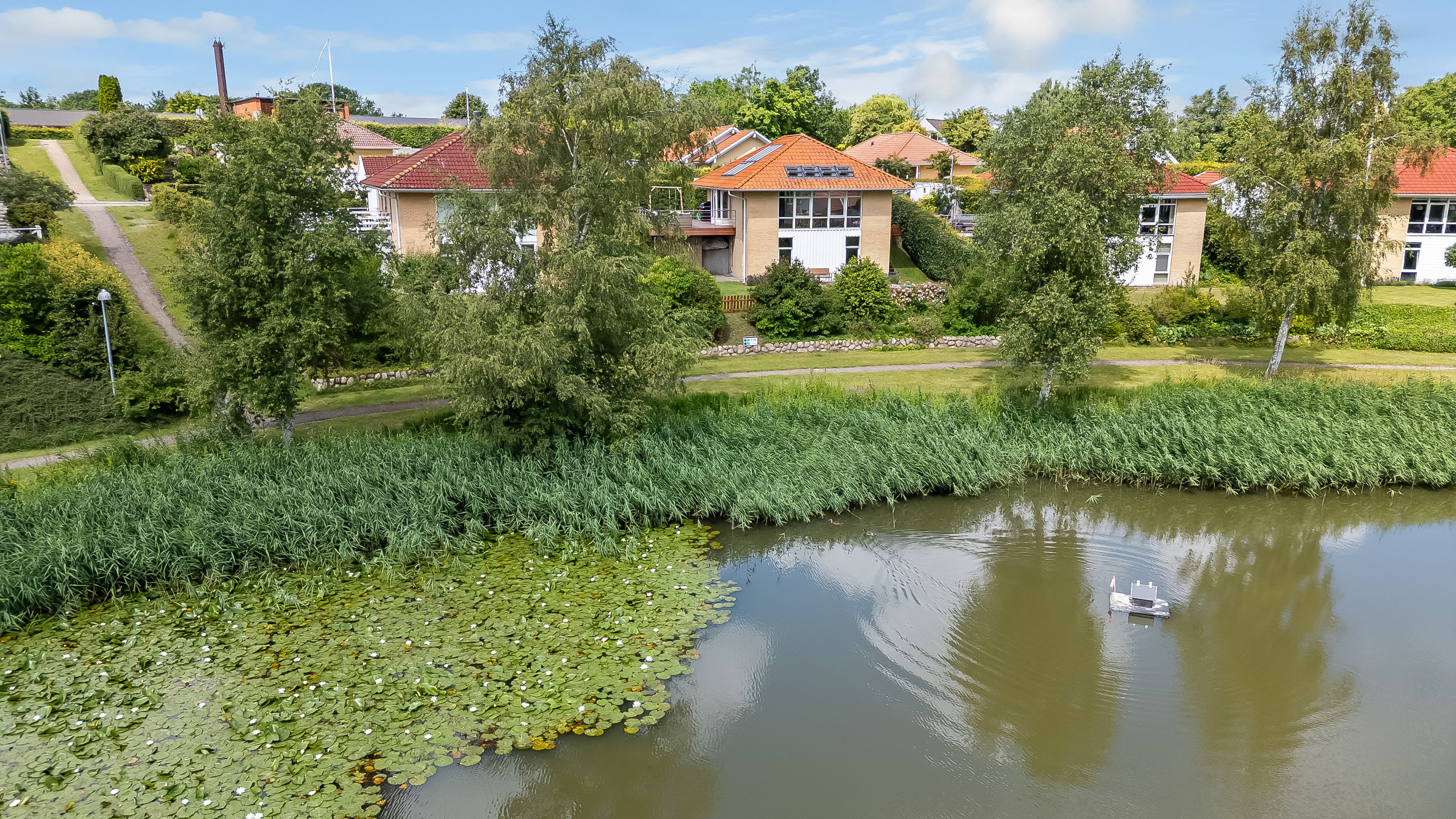 Fremhævet facade billede i fuldskærmstilstand. Billede af Lindegårds Alle 7, 3550 Slangerup