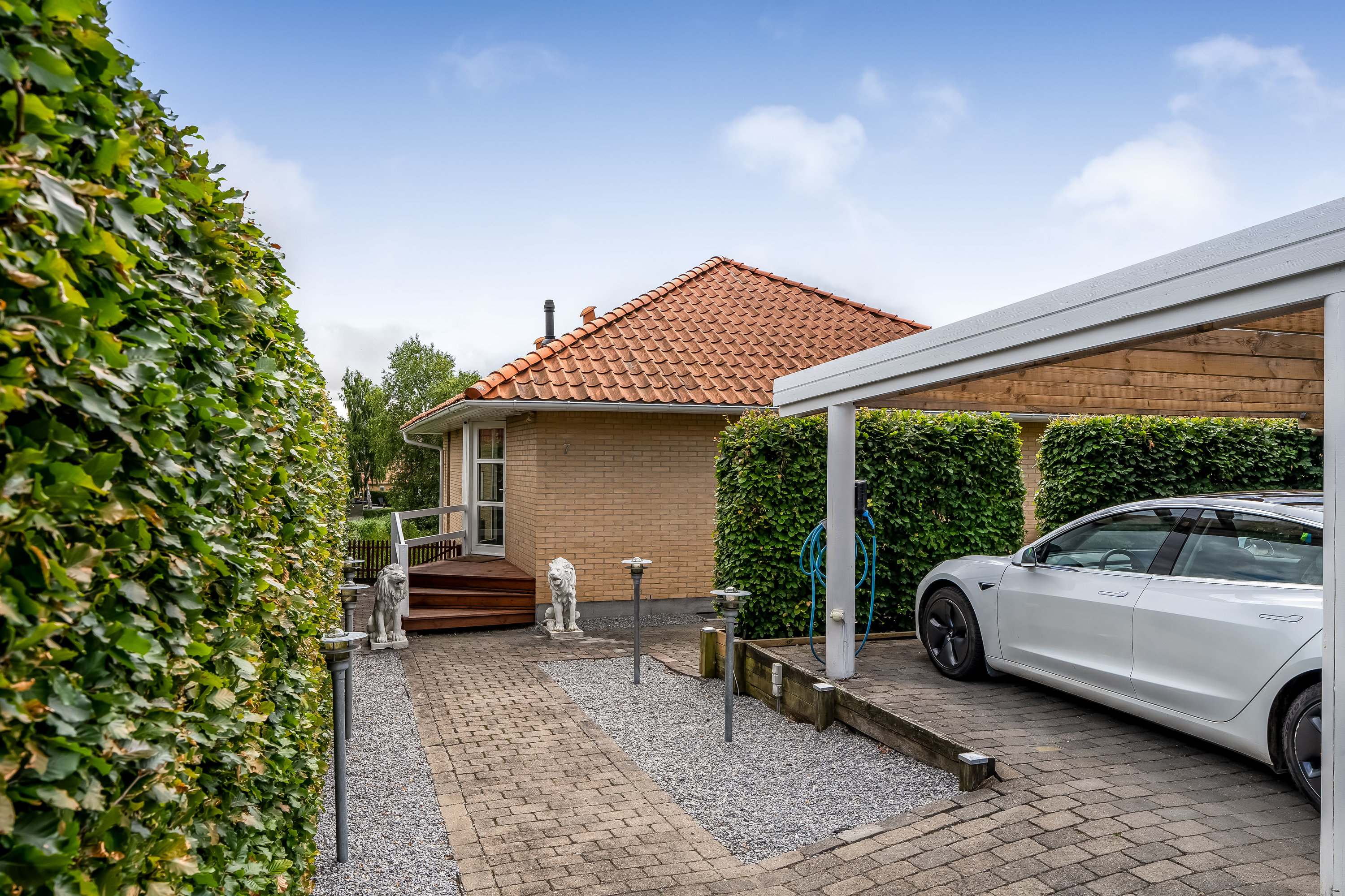 Fremhævet facade billede i fuldskærmstilstand. Billede af Lindegårds Alle 7, 3550 Slangerup