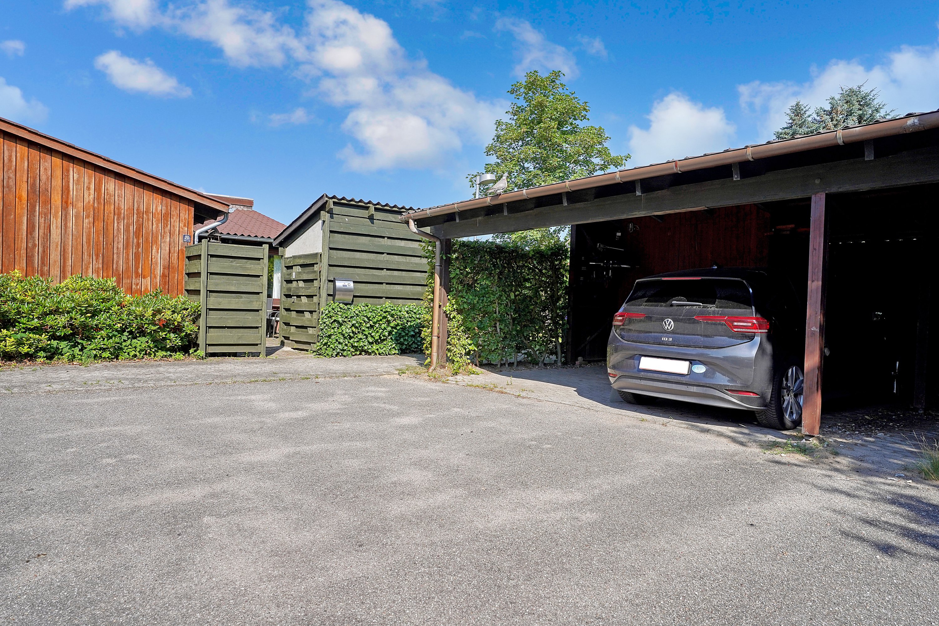 Fremhævet indkørsel billede i fuldskærmstilstand. Billede af Stenvadpark 20, 3520 Farum