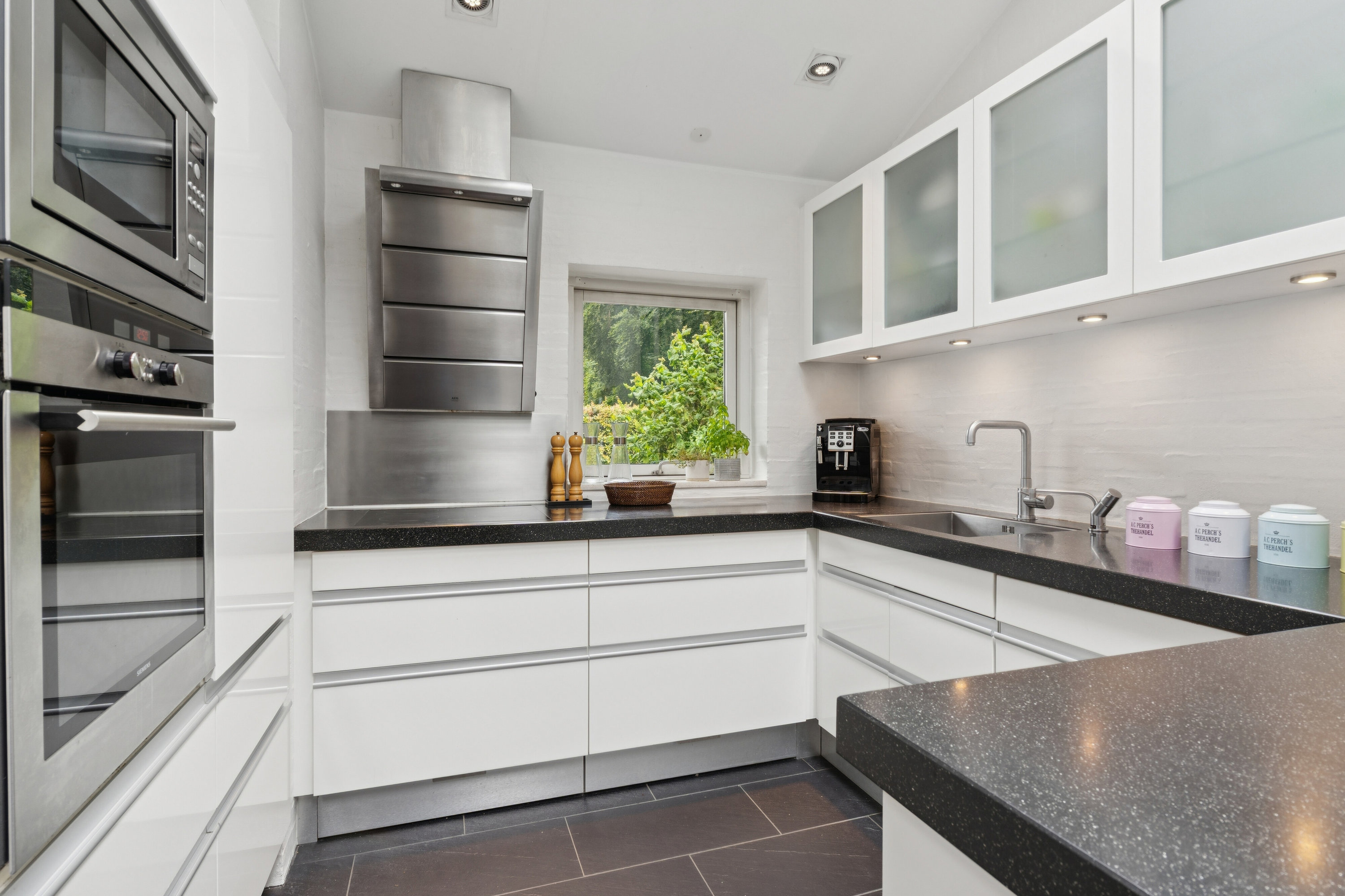 Fremhævet køkken billede i fuldskærmstilstand. Billede af Borrekrattet 1A, 2800 Kongens Lyngby