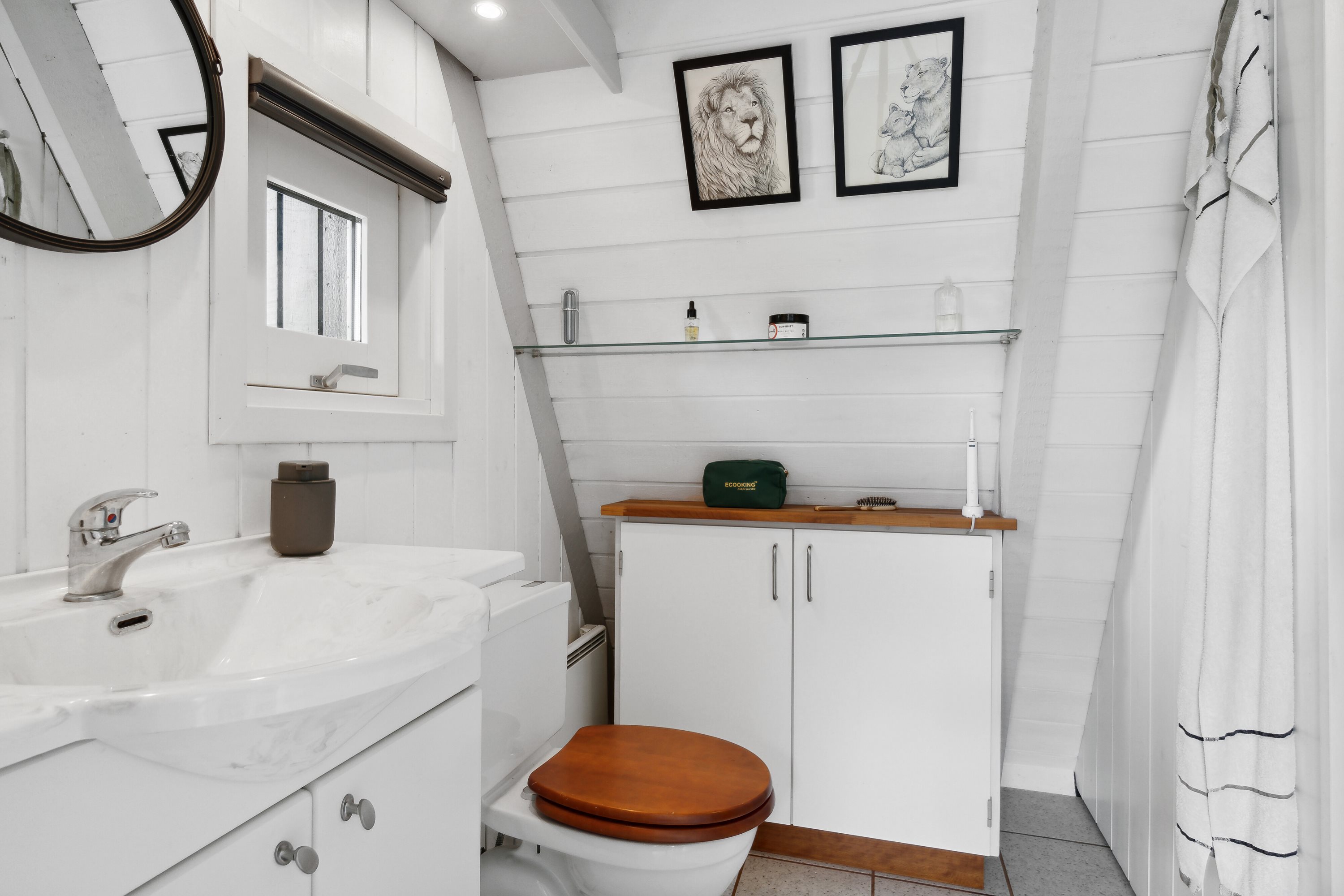 Fremhævet badeværelse billede i fuldskærmstilstand. Billede af Golfsvinget 52, Gatten, 9640 Farsø