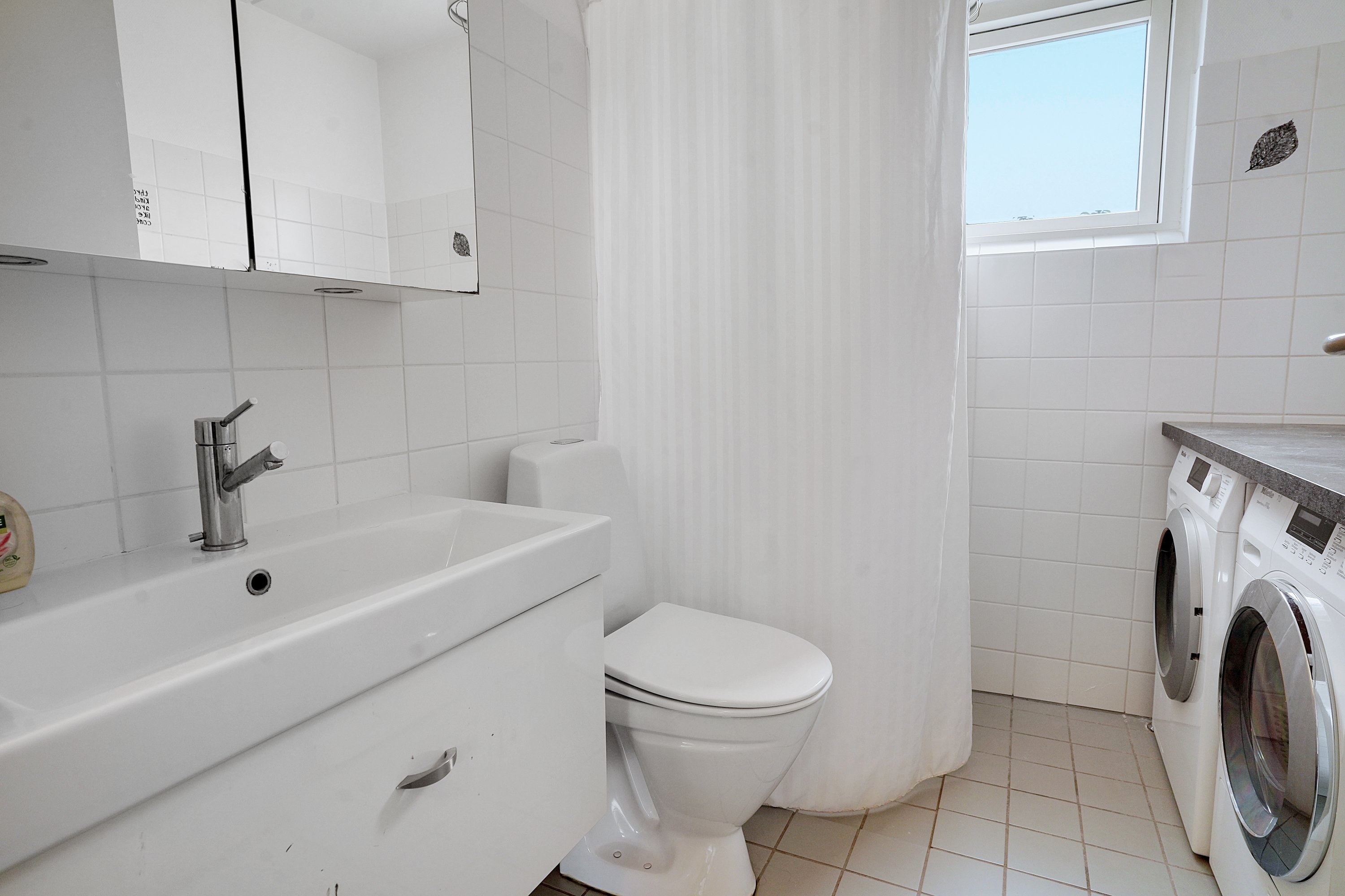 Fremhævet badeværelse billede i fuldskærmstilstand. Billede af Elmely 17, 1. th., 3520 Farum