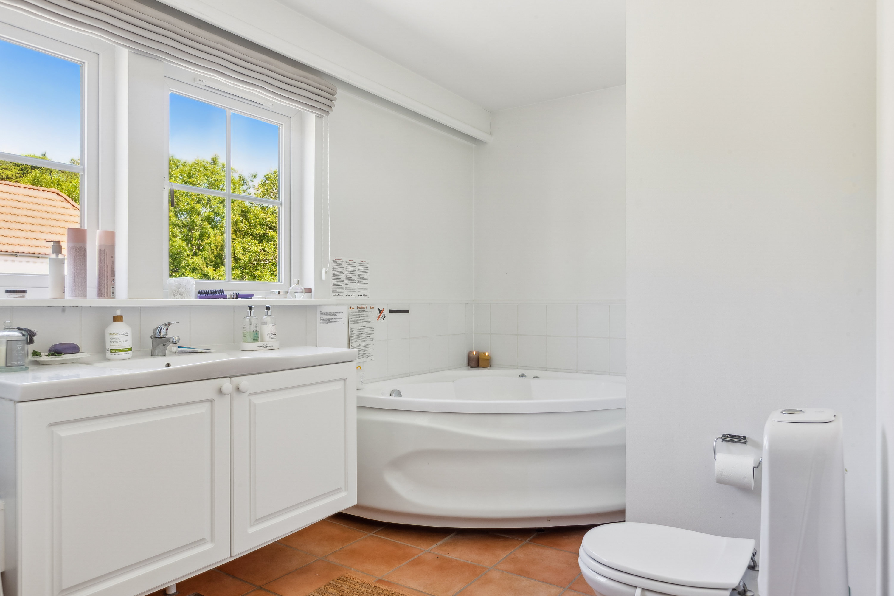 Fremhævet badeværelse billede i fuldskærmstilstand. Billede af Lundeskrænten 15, 3210 Vejby