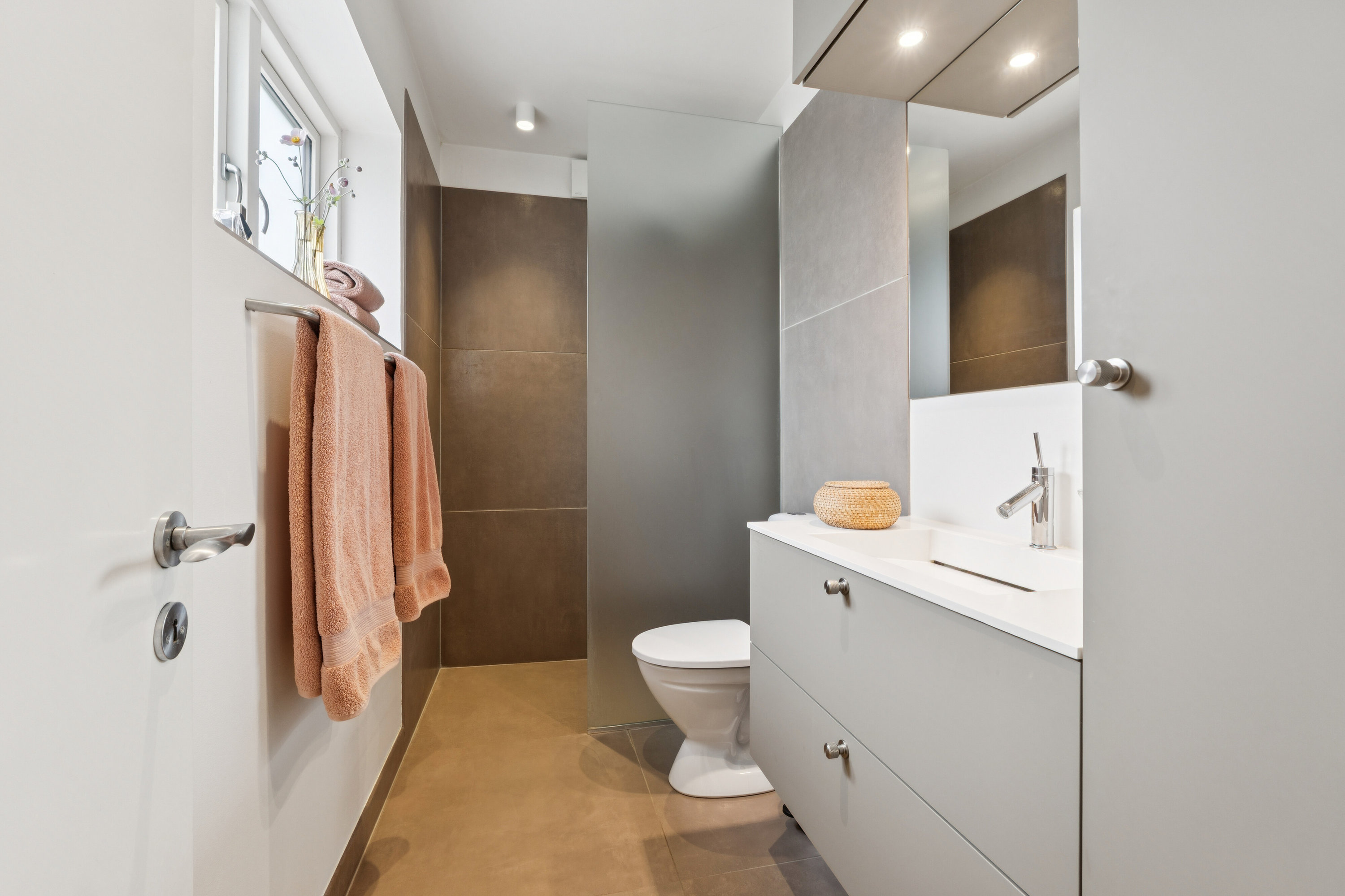 Fremhævet badeværelse billede i fuldskærmstilstand. Billede af Geelsskovvej 18, 2830 Virum