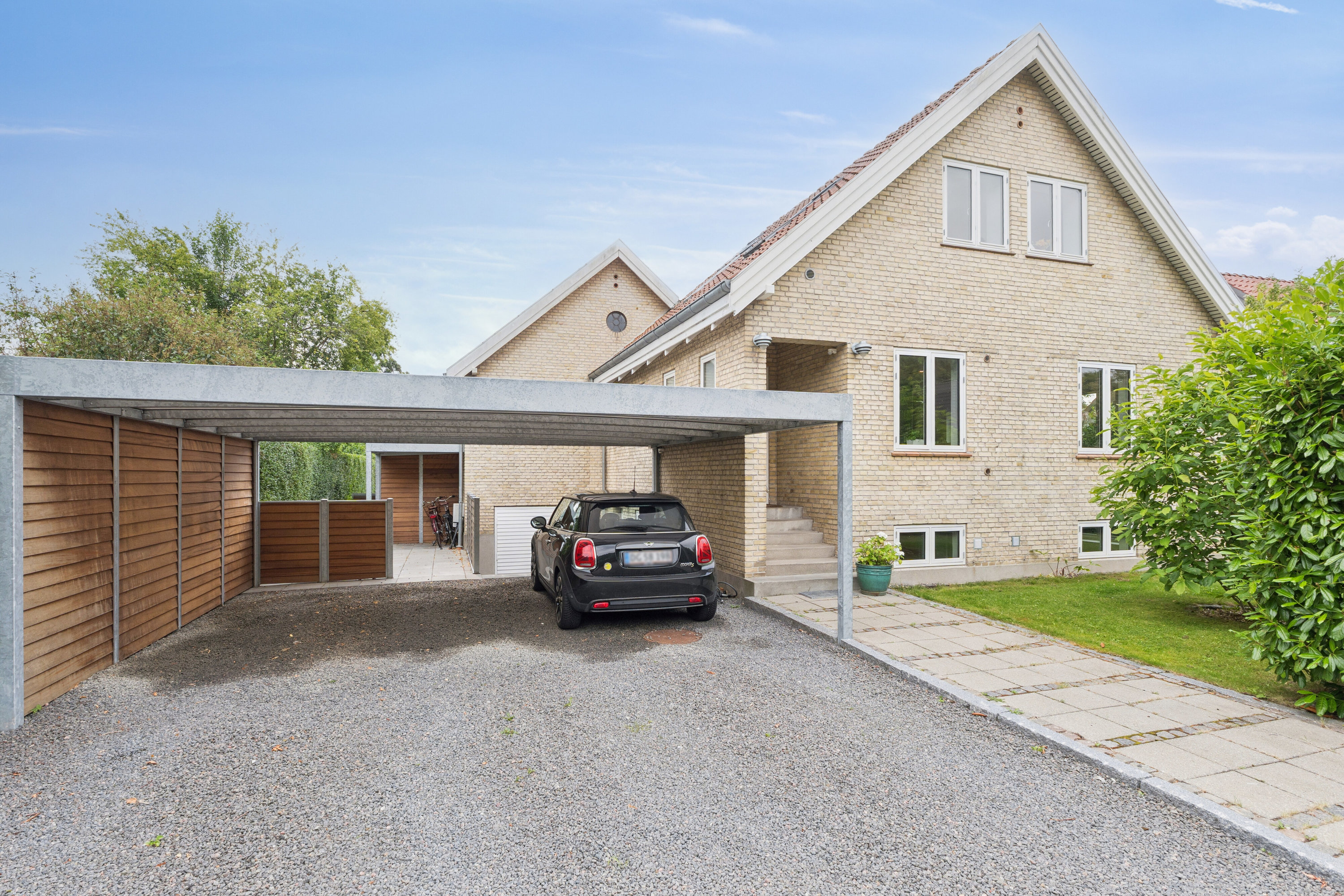 Miniaturebillede 1: set fra vejen. Billede af Geelsskovvej 18, 2830 Virum