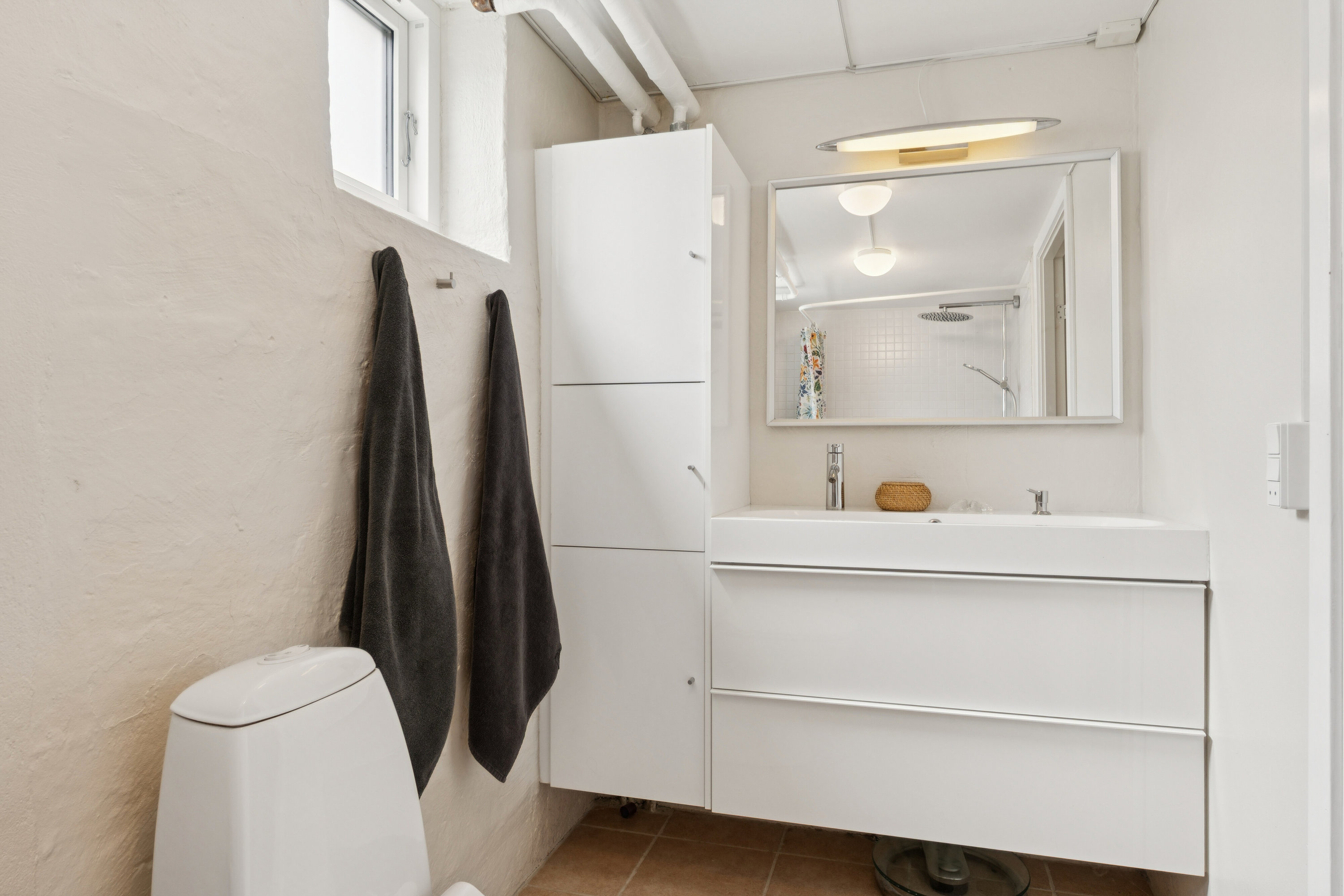 Fremhævet badeværelse billede i fuldskærmstilstand. Billede af Geelsskovvej 18, 2830 Virum