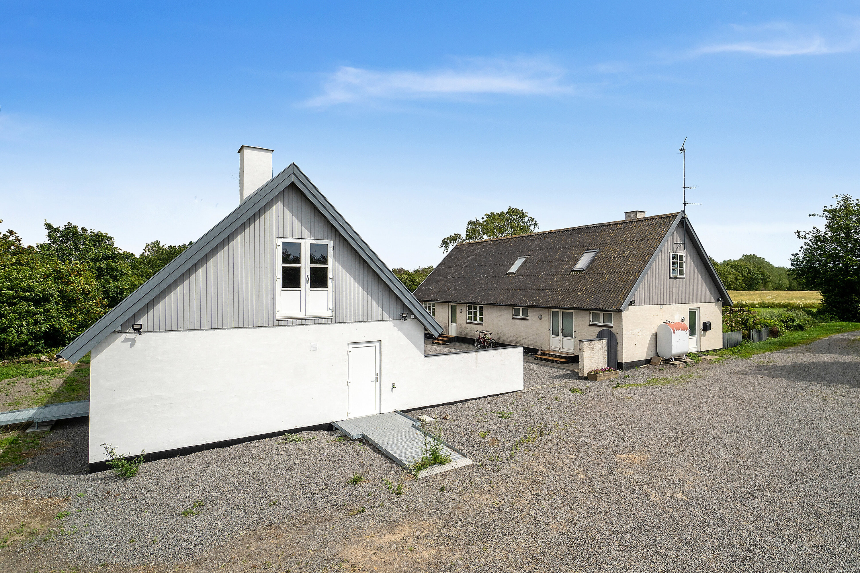 Miniaturebillede 2: set fra vejen. Billede af Puggevej 1, Rø, 3760 Gudhjem