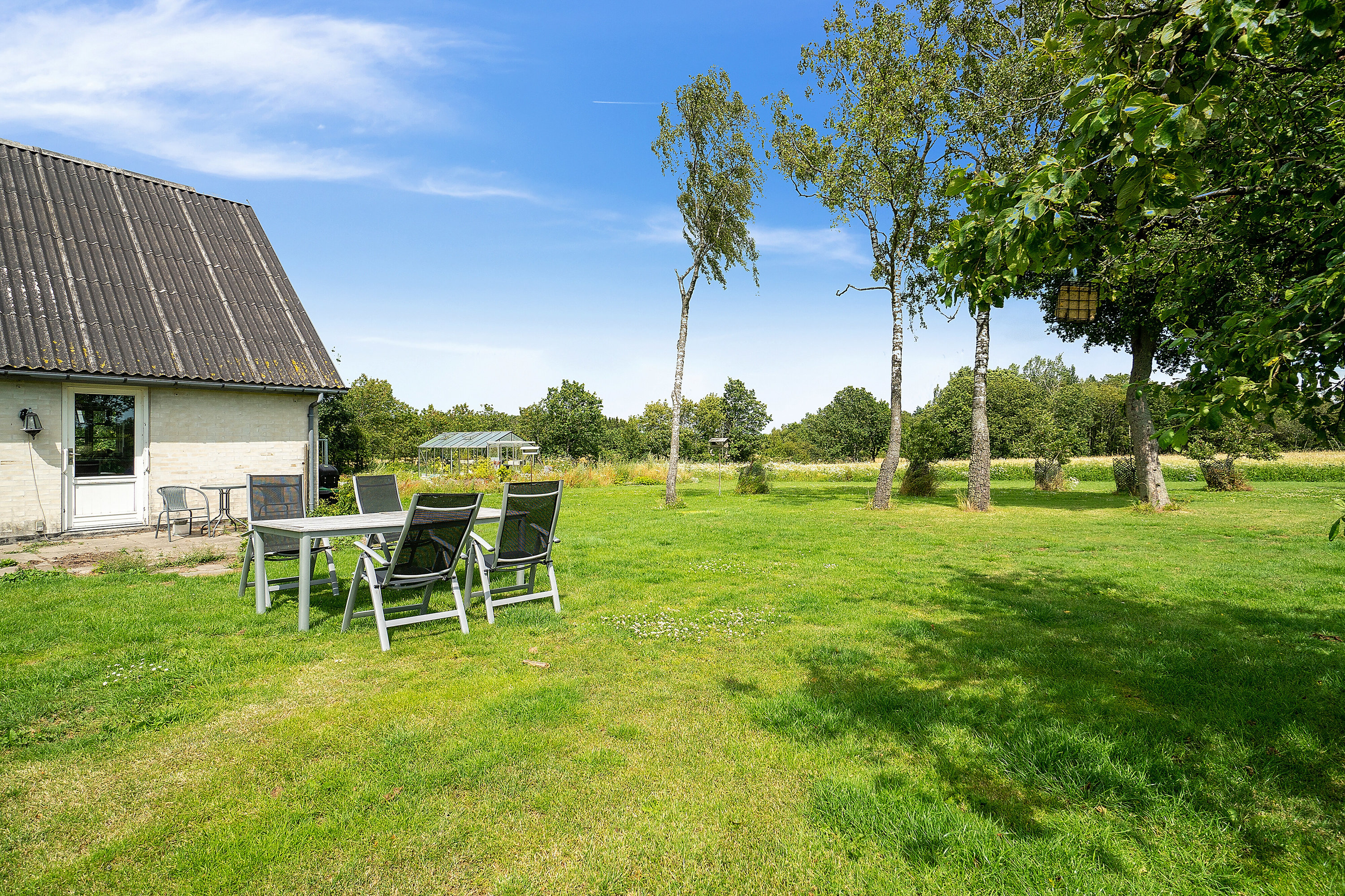 Miniaturebillede 1: set fra haven. Billede af Puggevej 1, Rø, 3760 Gudhjem