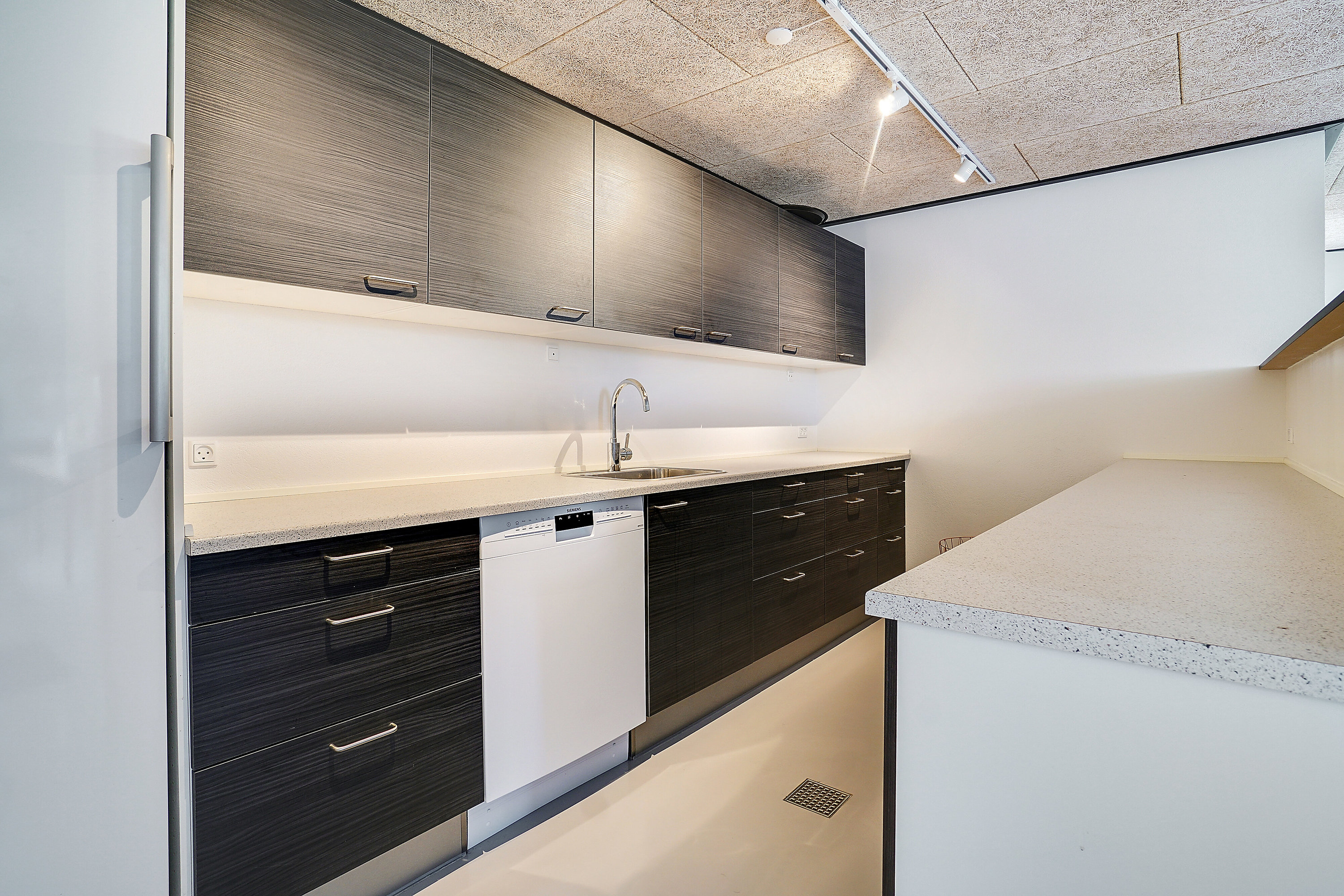 Fremhævet køkken billede i fuldskærmstilstand. Billede af Puggevej 1, Rø, 3760 Gudhjem