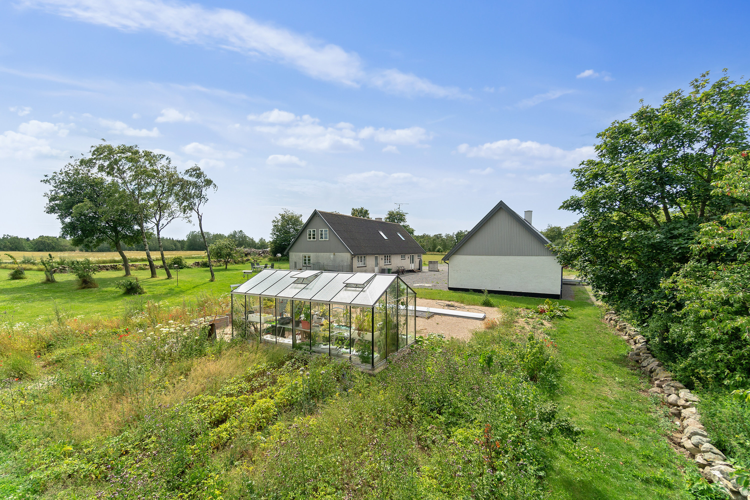 Fremhævet set fra haven billede i fuldskærmstilstand. Billede af Puggevej 1, Rø, 3760 Gudhjem