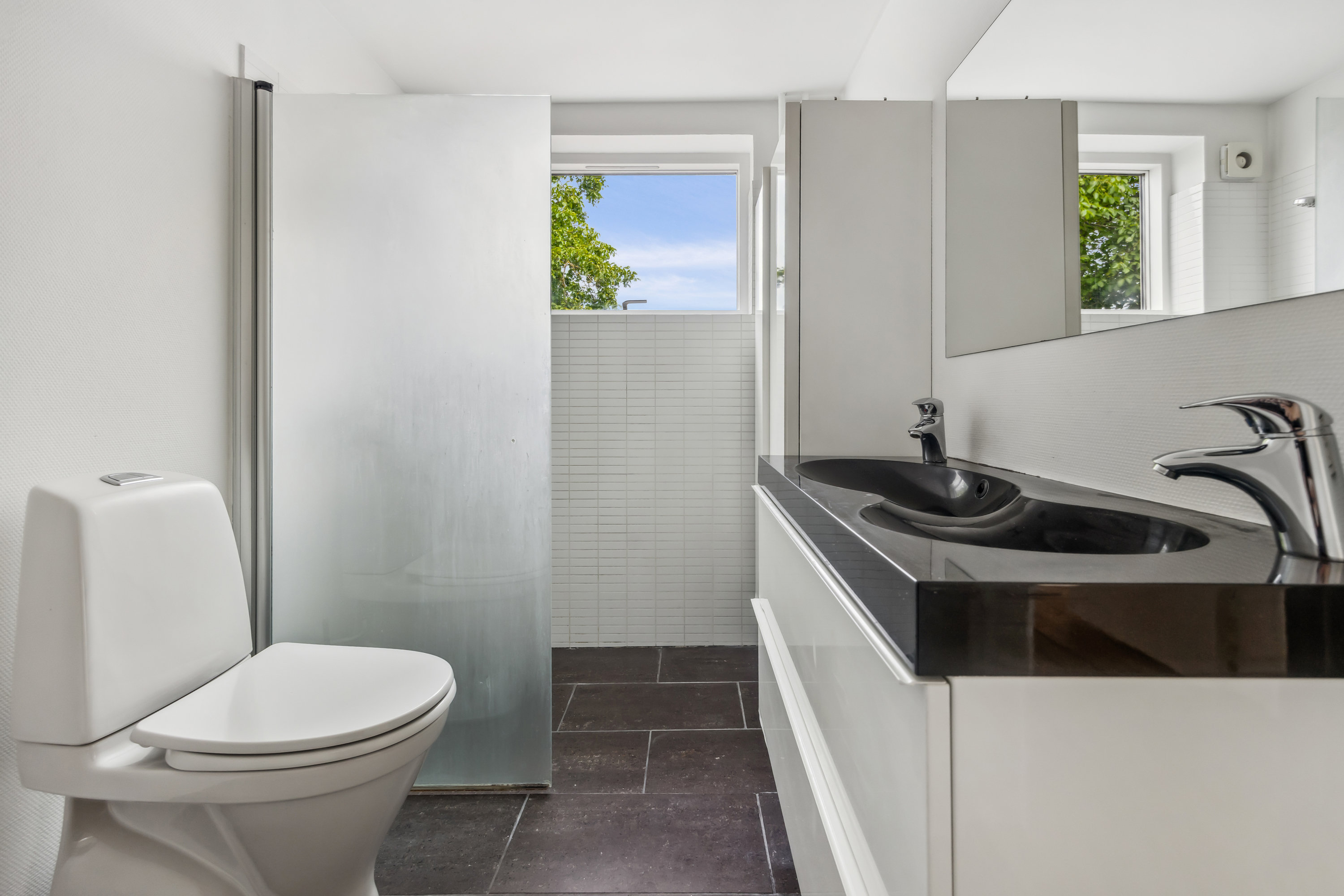 Fremhævet badeværelse billede i fuldskærmstilstand. Billede af Pejtersborgvej 16, 9560 Hadsund