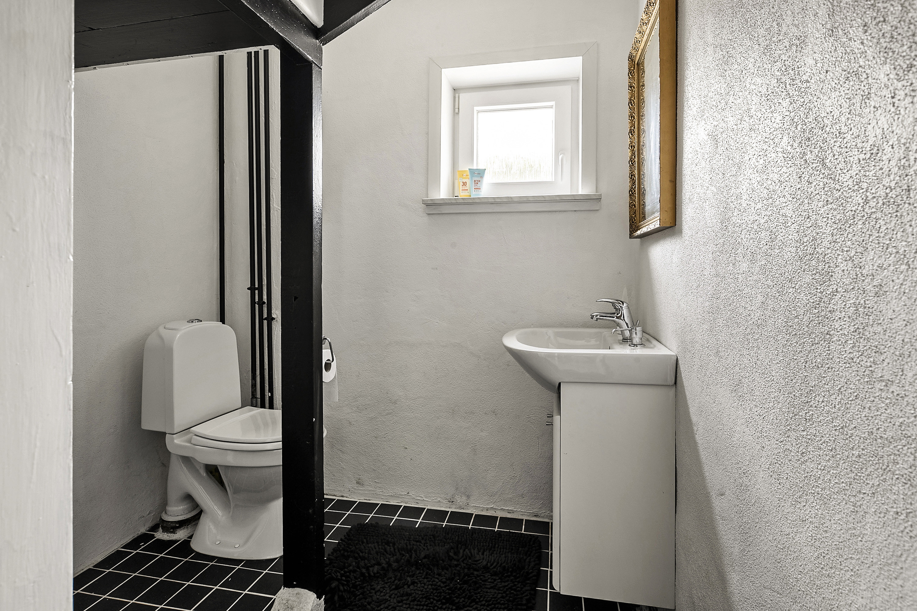 Fremhævet toilet billede i fuldskærmstilstand. Billede af Højvang 1A, 6230 Rødekro