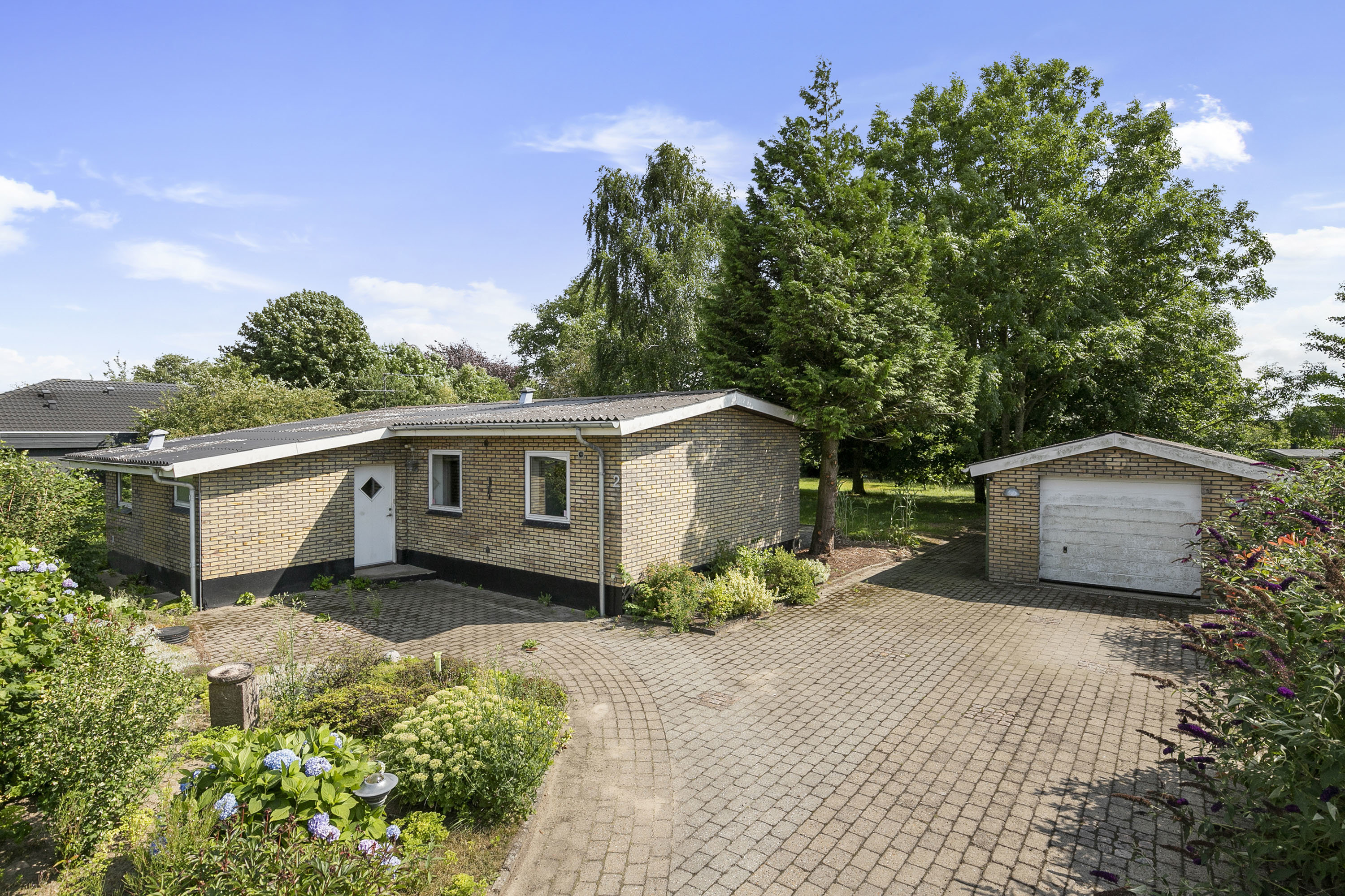 Miniaturebillede 1: facade. Billede af Rønnevej 2, 9620 Aalestrup