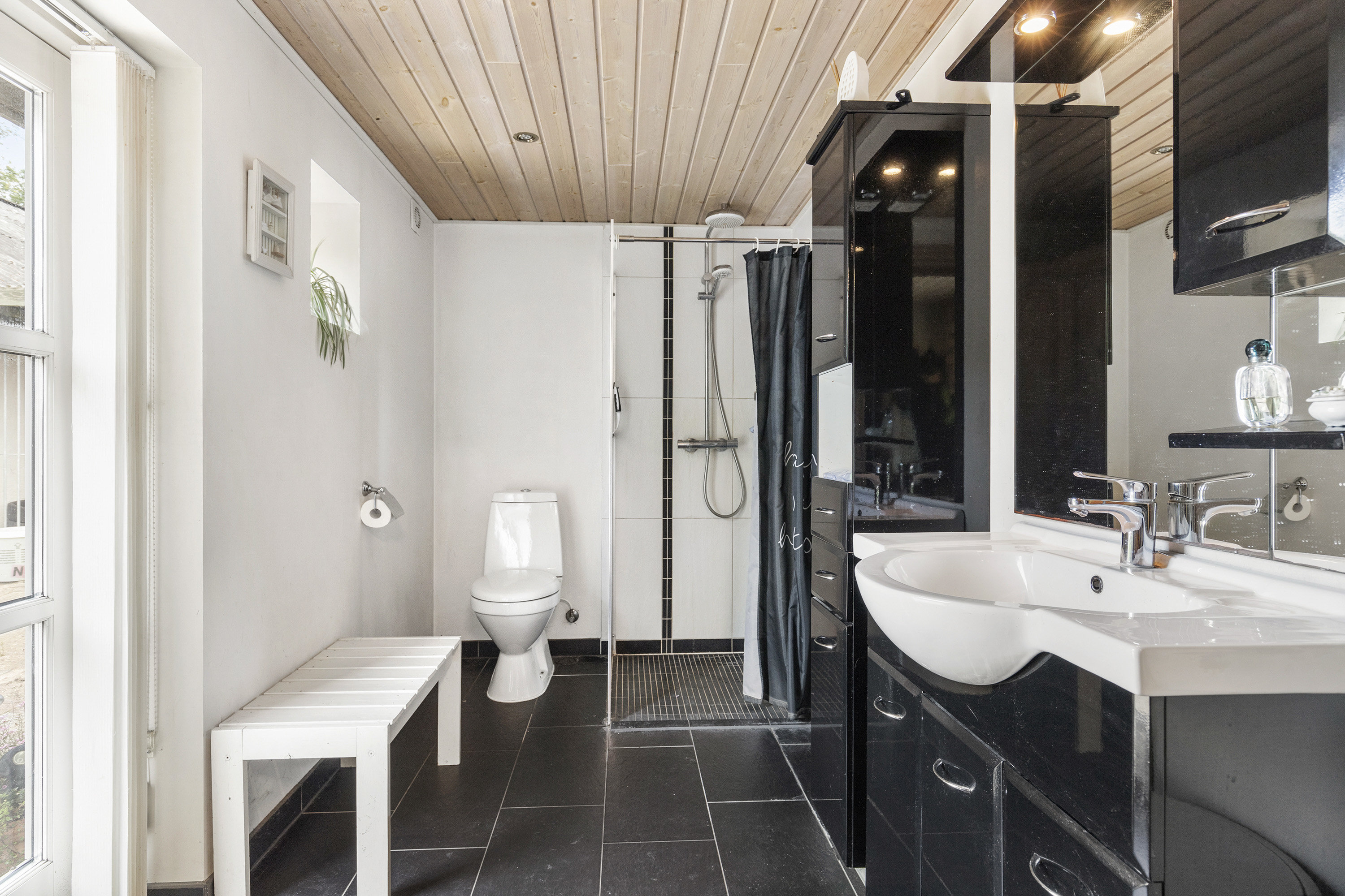 Fremhævet badeværelse billede i fuldskærmstilstand. Billede af Viborgvej 56, St Binderup, 9600 Aars