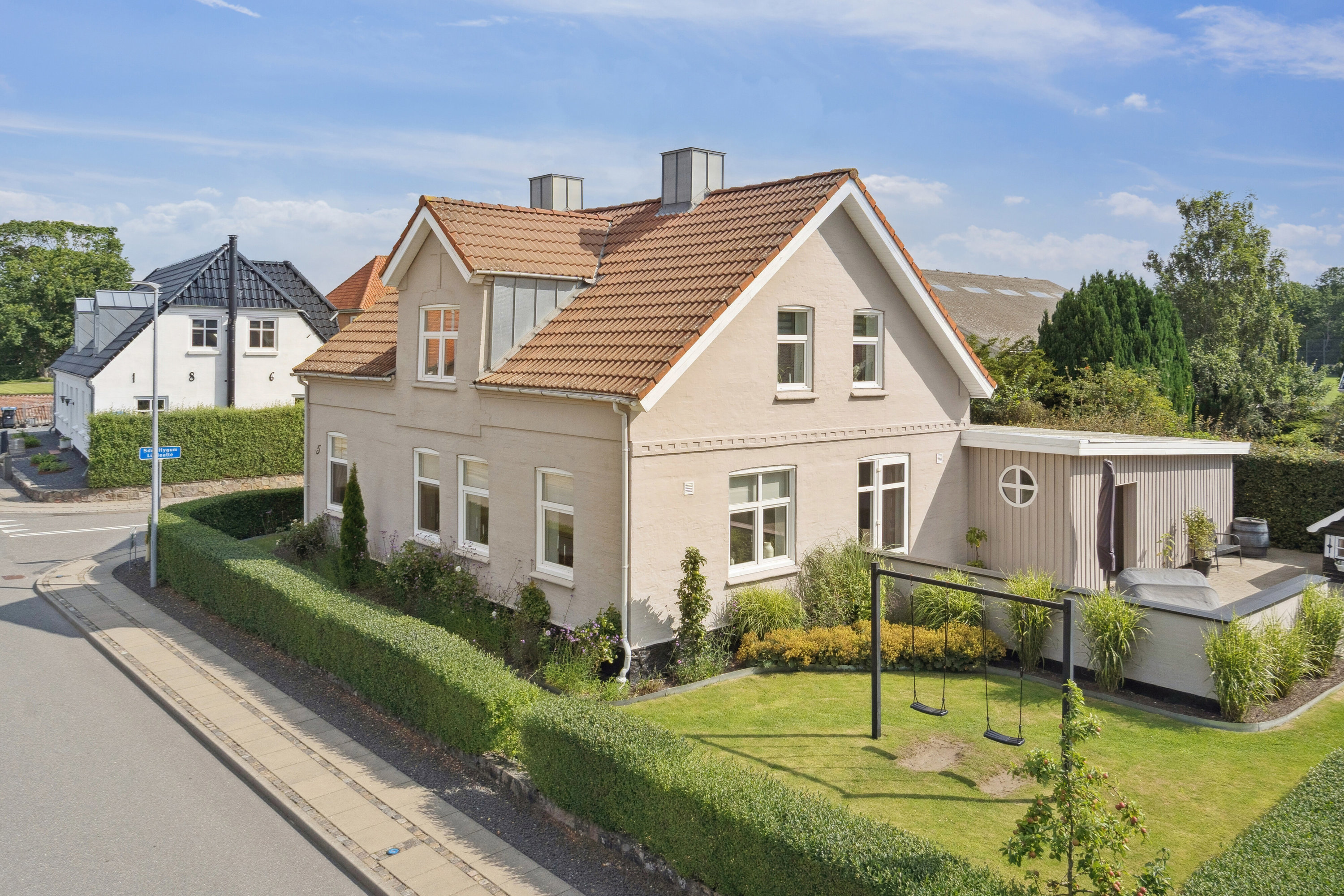 Fremhævet set fra vejen billede i fuldskærmstilstand. Billede af Skolegade 5, Sdr Hygum, 6630 Rødding