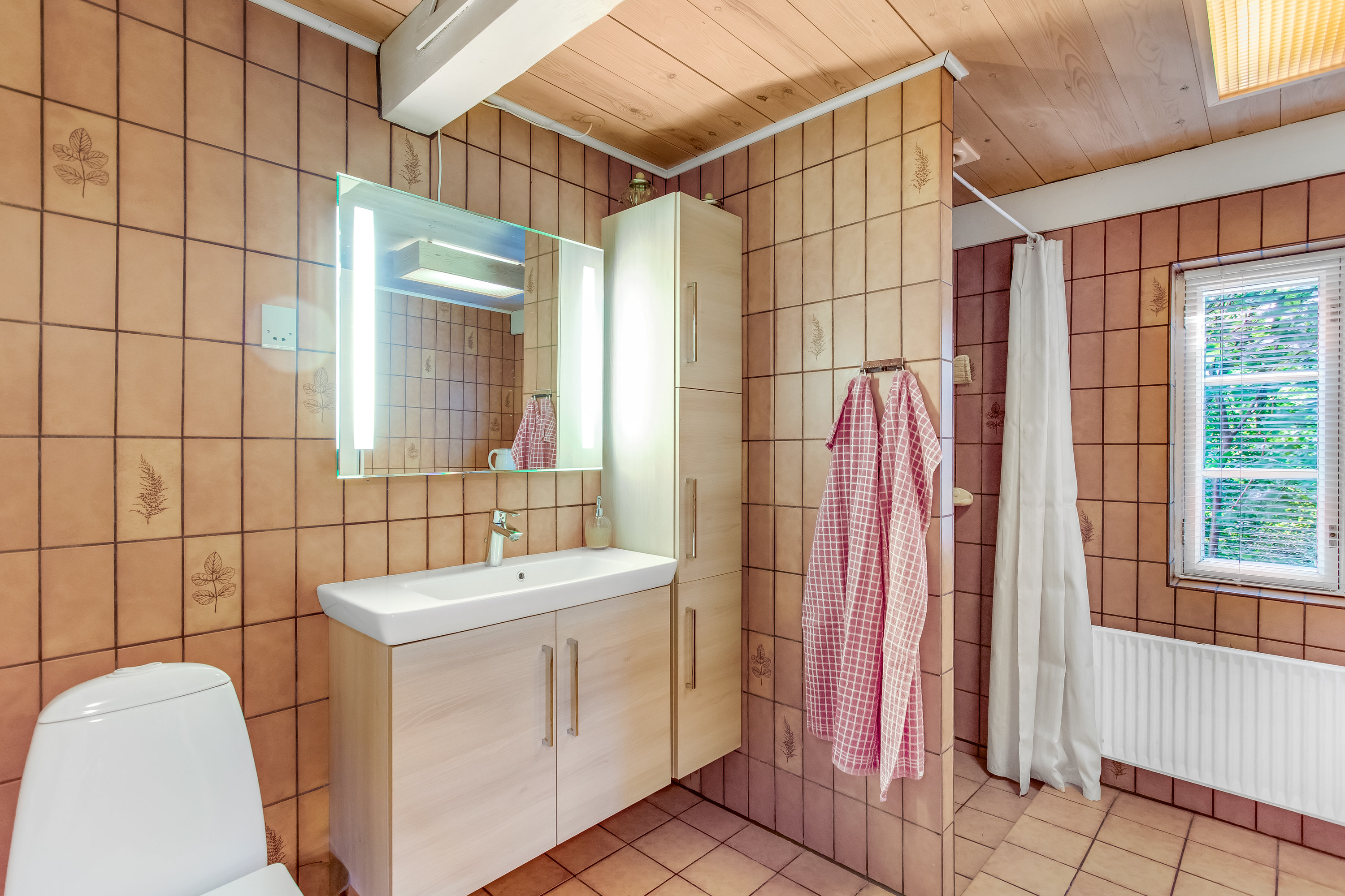 Fremhævet badeværelse billede i fuldskærmstilstand. Billede af Rudbølvej 3, 6280 Højer