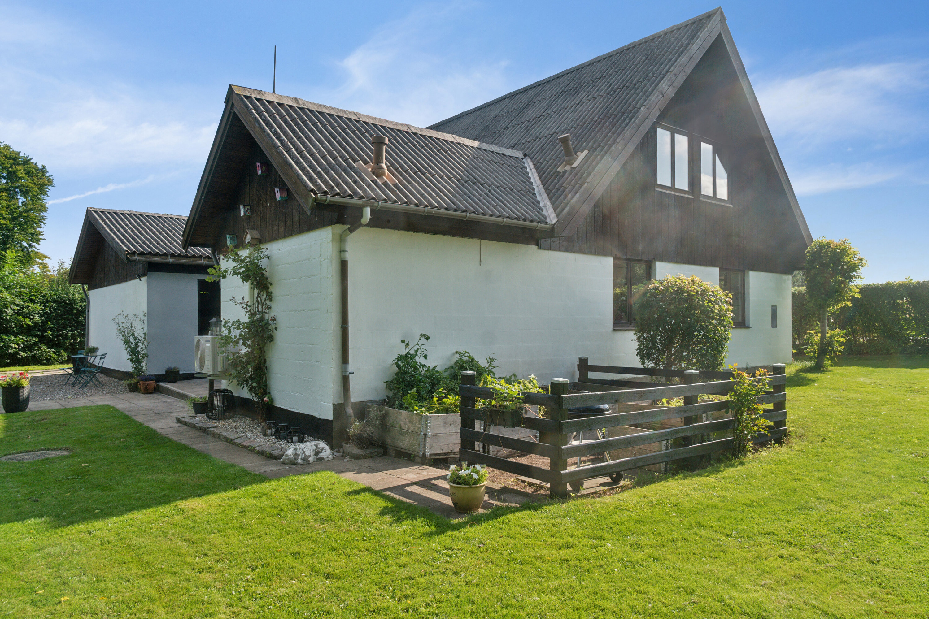 Fremhævet set fra haven billede i fuldskærmstilstand. Billede af Ågerupvej 15, 4400 Kalundborg