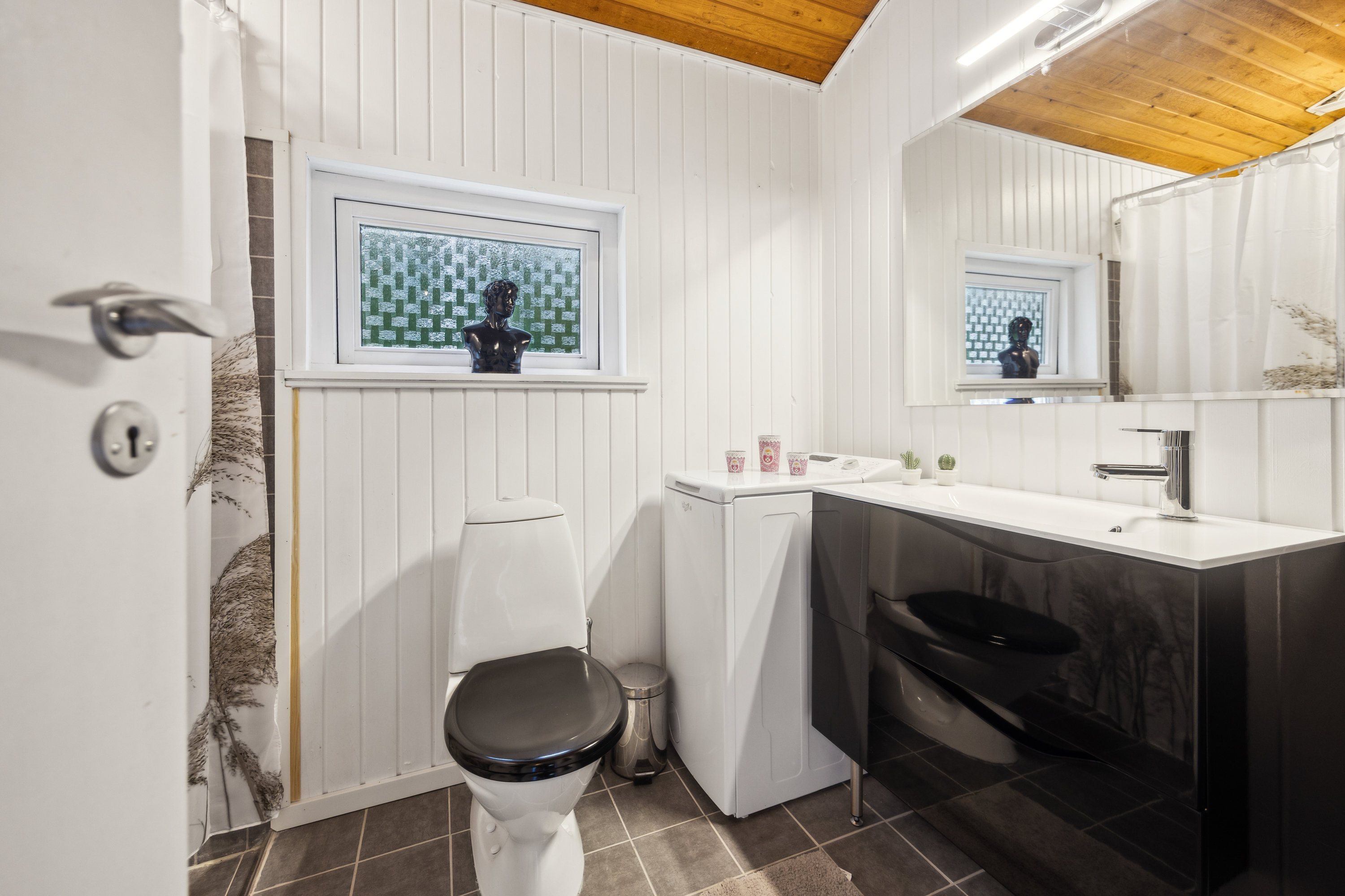 Fremhævet badeværelse billede i fuldskærmstilstand. Billede af Rummelsigen 41, 9340 Asaa