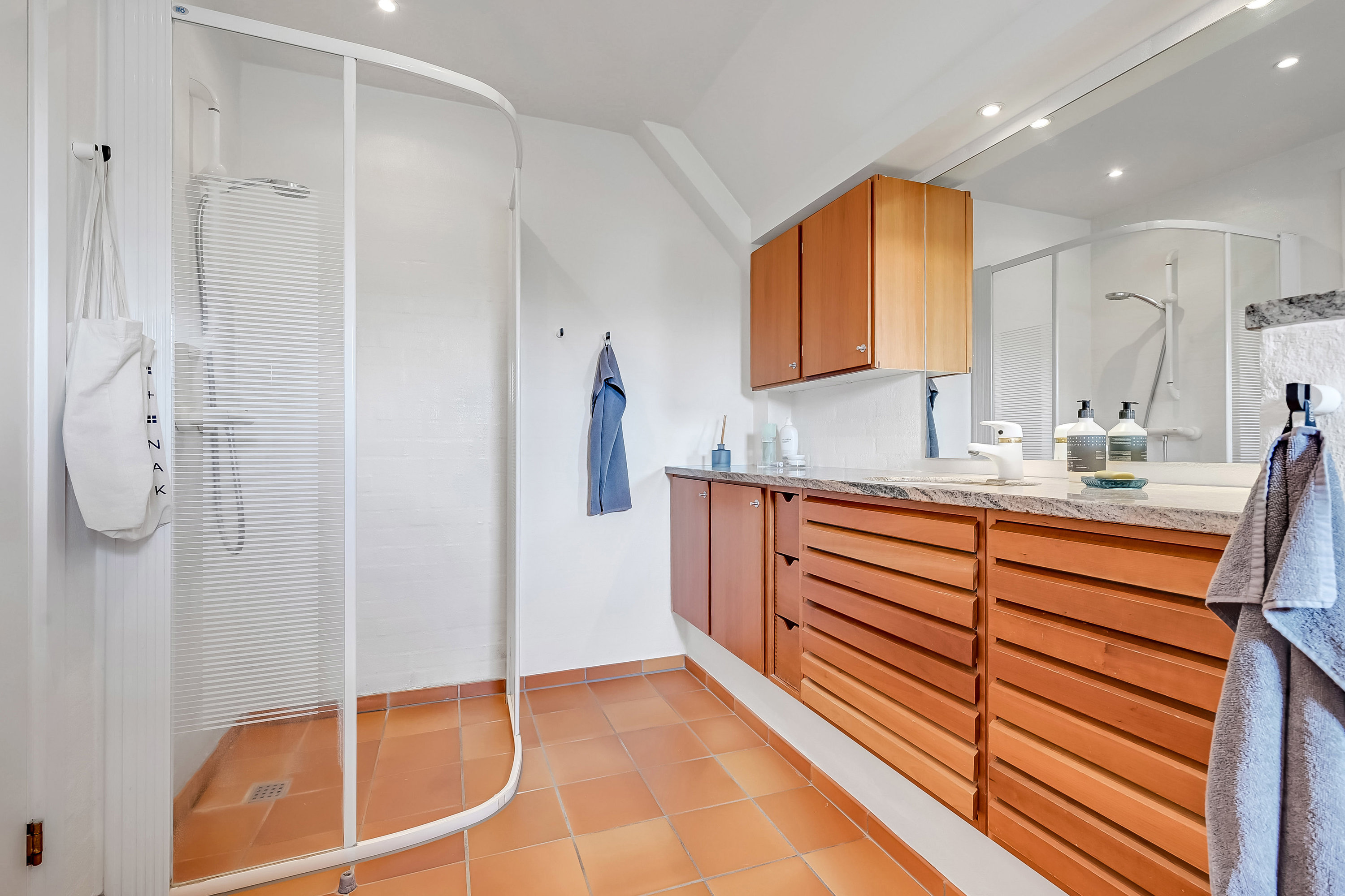 Fremhævet badeværelse billede i fuldskærmstilstand. Billede af Ved Fyret 25, Strib, 5500 Middelfart