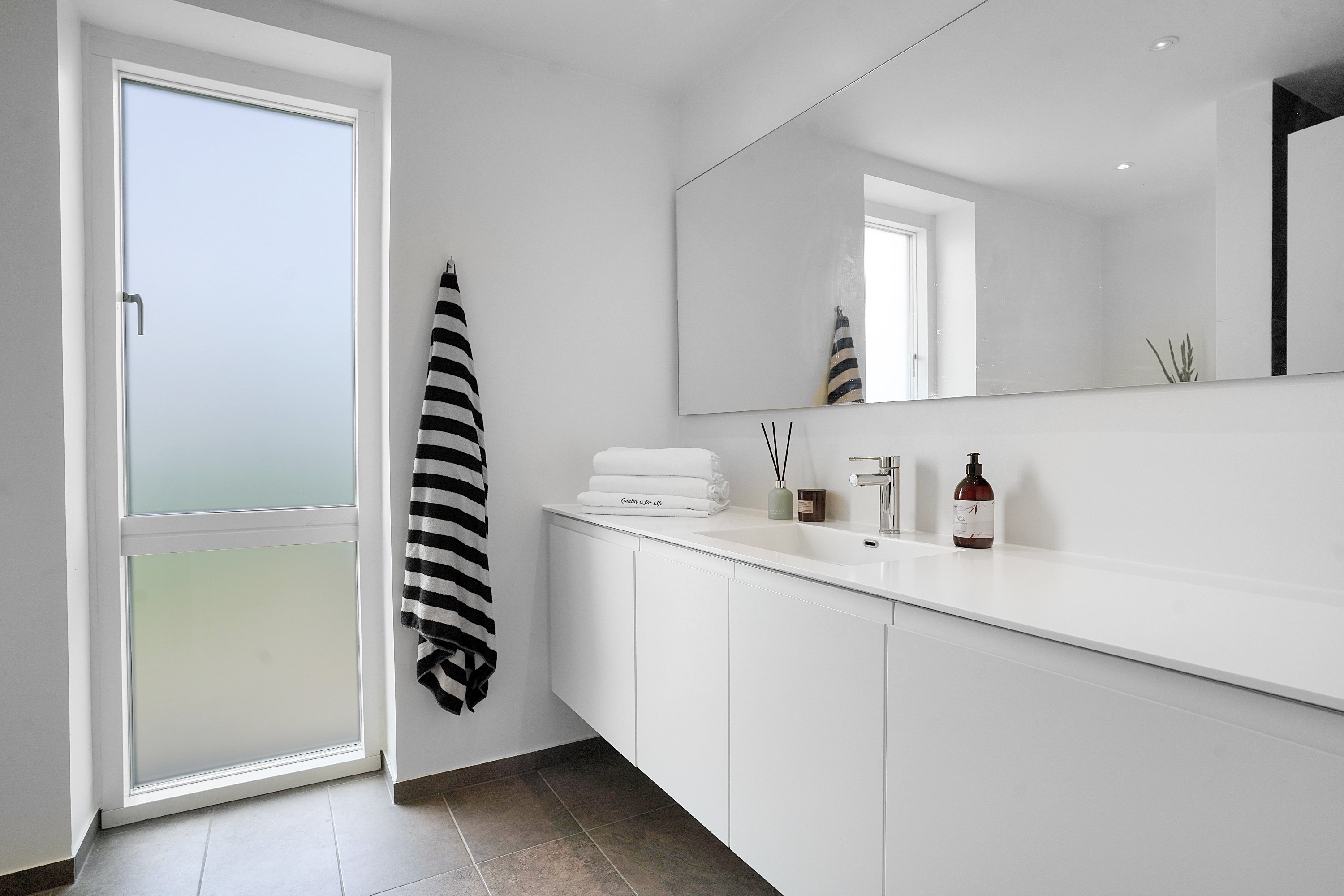 Fremhævet badeværelse billede i fuldskærmstilstand. Billede af Sletten 4, Kirke Værløse, 3500 Værløse