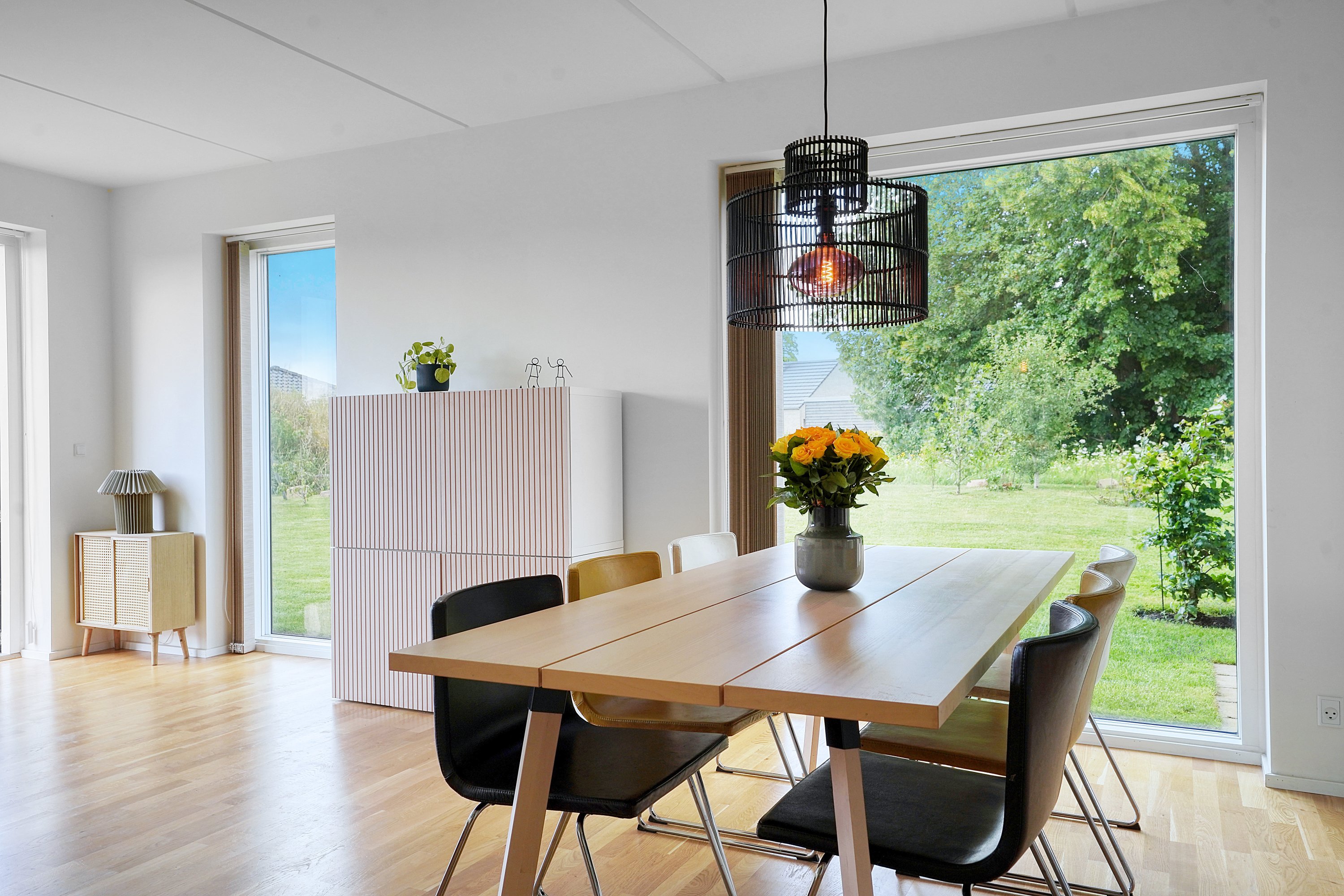 Fremhævet spisestue billede i fuldskærmstilstand. Billede af Sletten 4, Kirke Værløse, 3500 Værløse