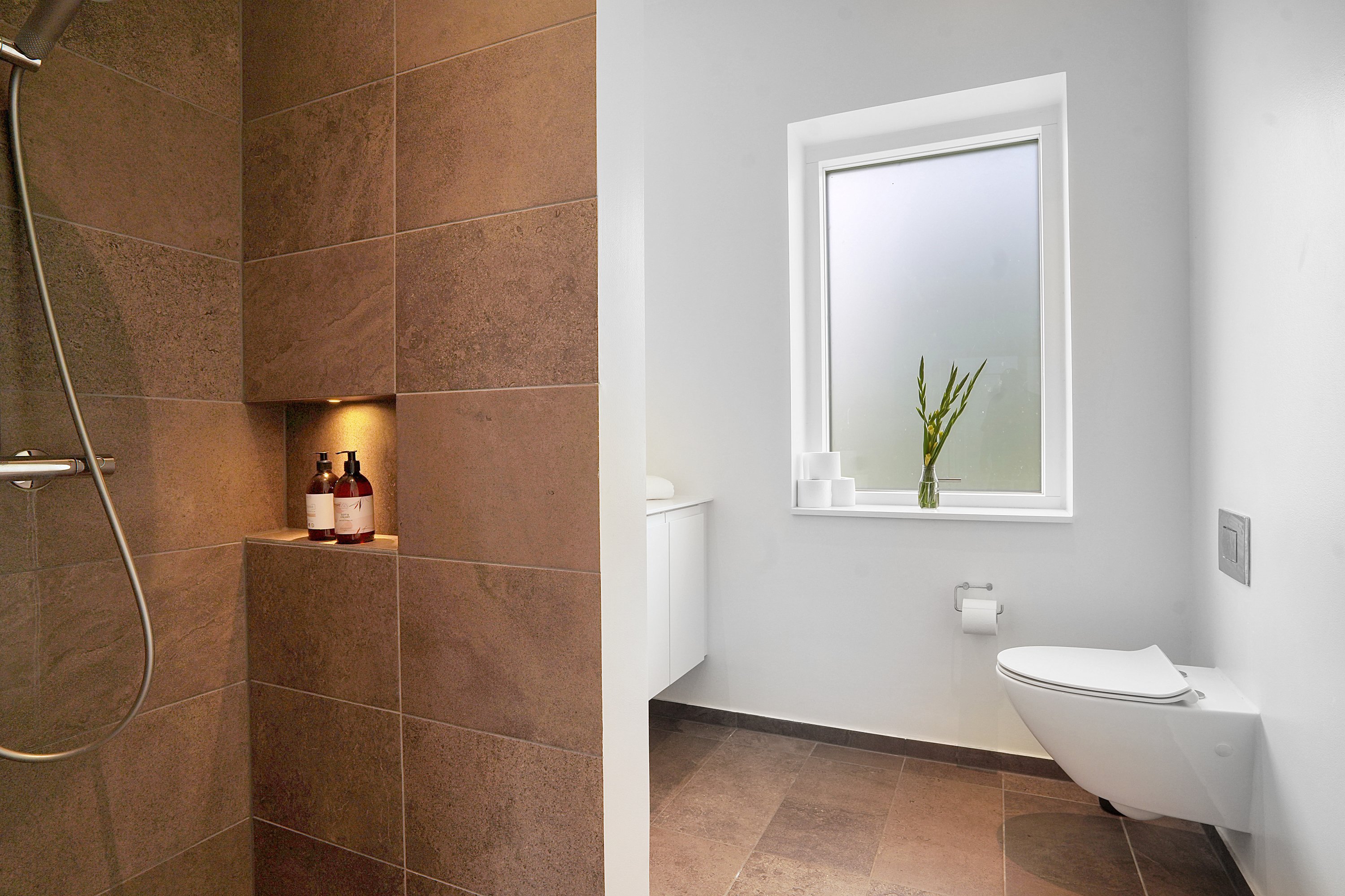 Fremhævet badeværelse billede i fuldskærmstilstand. Billede af Sletten 4, Kirke Værløse, 3500 Værløse