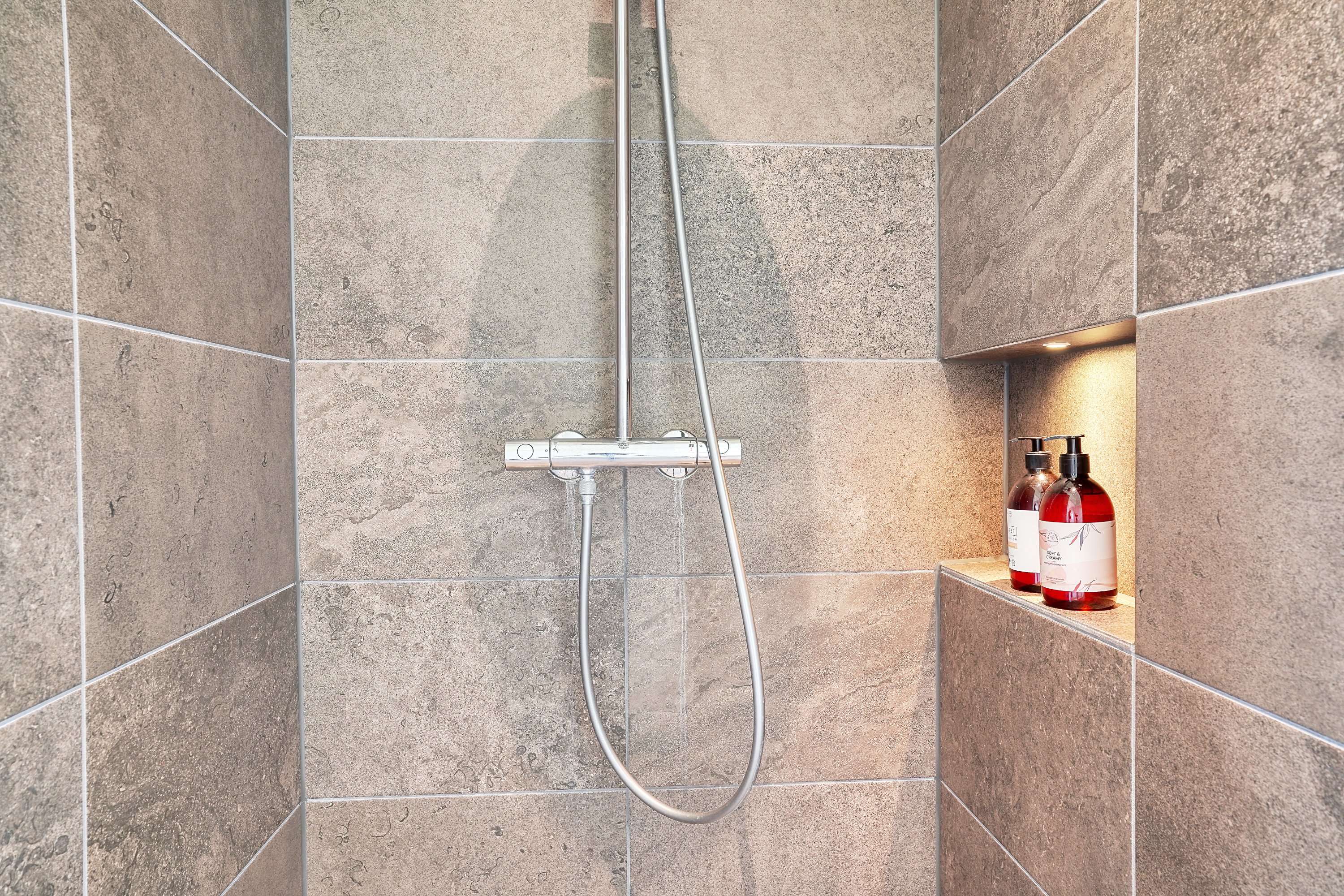 Fremhævet badeværelse billede i fuldskærmstilstand. Billede af Sletten 4, Kirke Værløse, 3500 Værløse