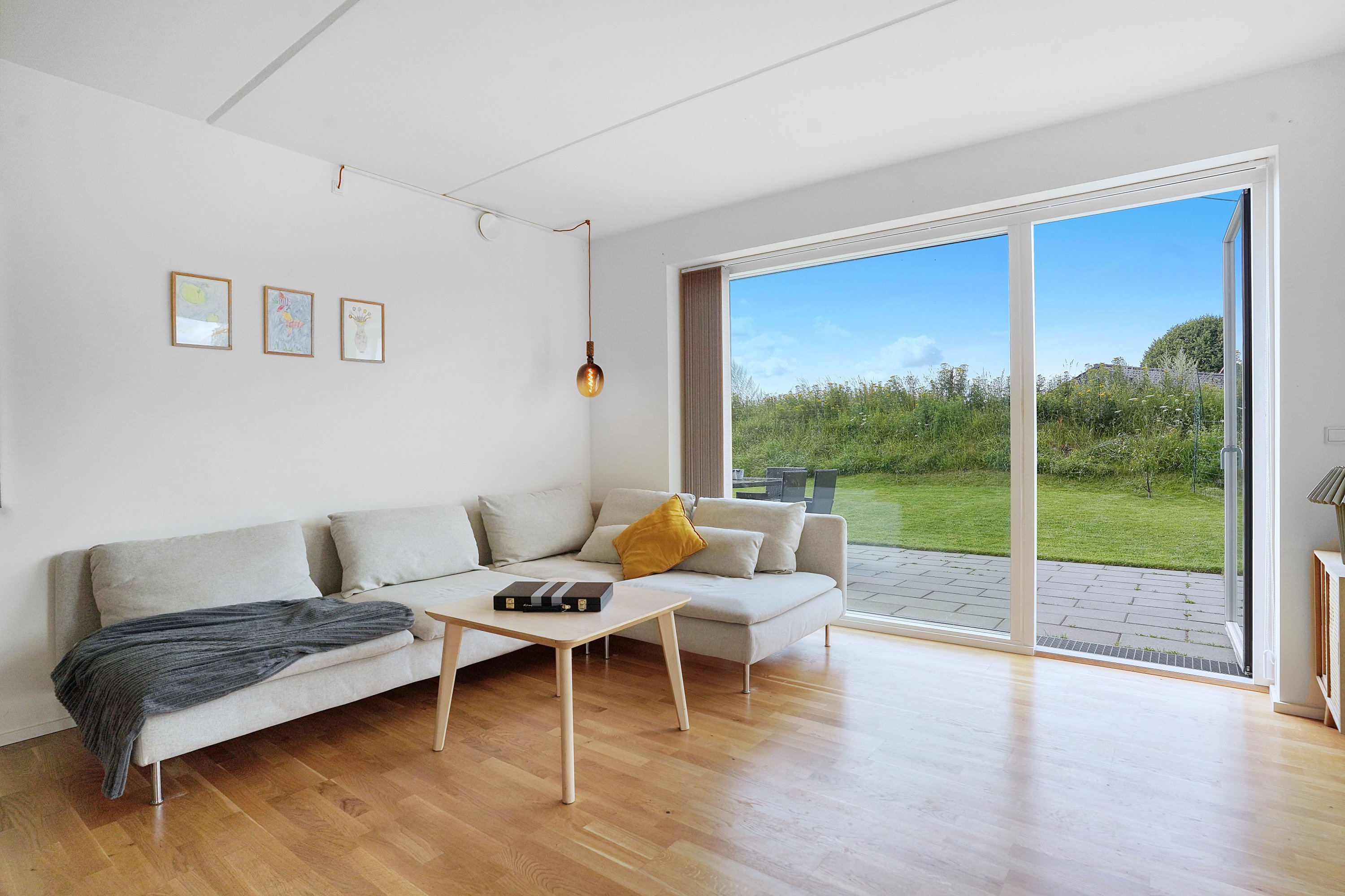 Fremhævet stue billede i fuldskærmstilstand. Billede af Sletten 4, Kirke Værløse, 3500 Værløse